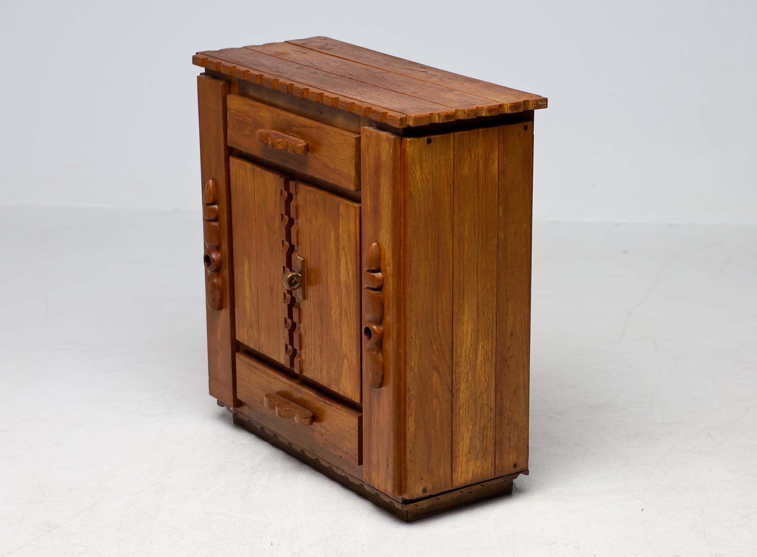 Primitiver holländischer handgeschnitzter Eichenschrank, Anfang 20. im Angebot 1