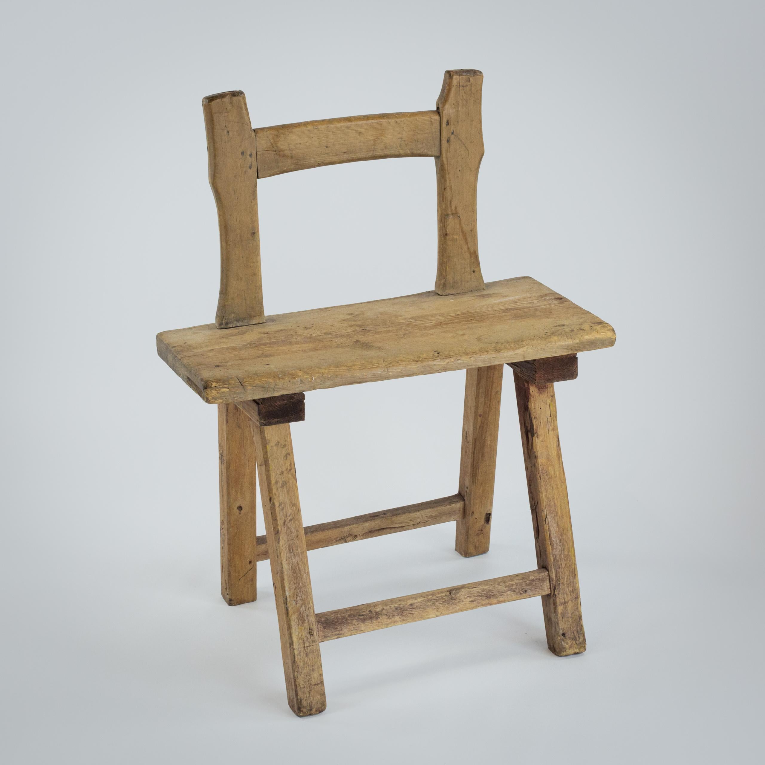 Silla o respaldo primitivo Excelente estado, pátina naturalmente lavada Suecia Circa 1820.