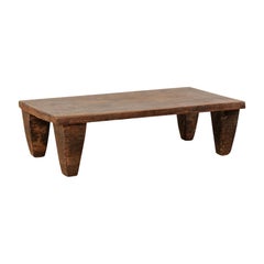 Table basse ou lit de jour primitif en bois de naga du début du 20e siècle