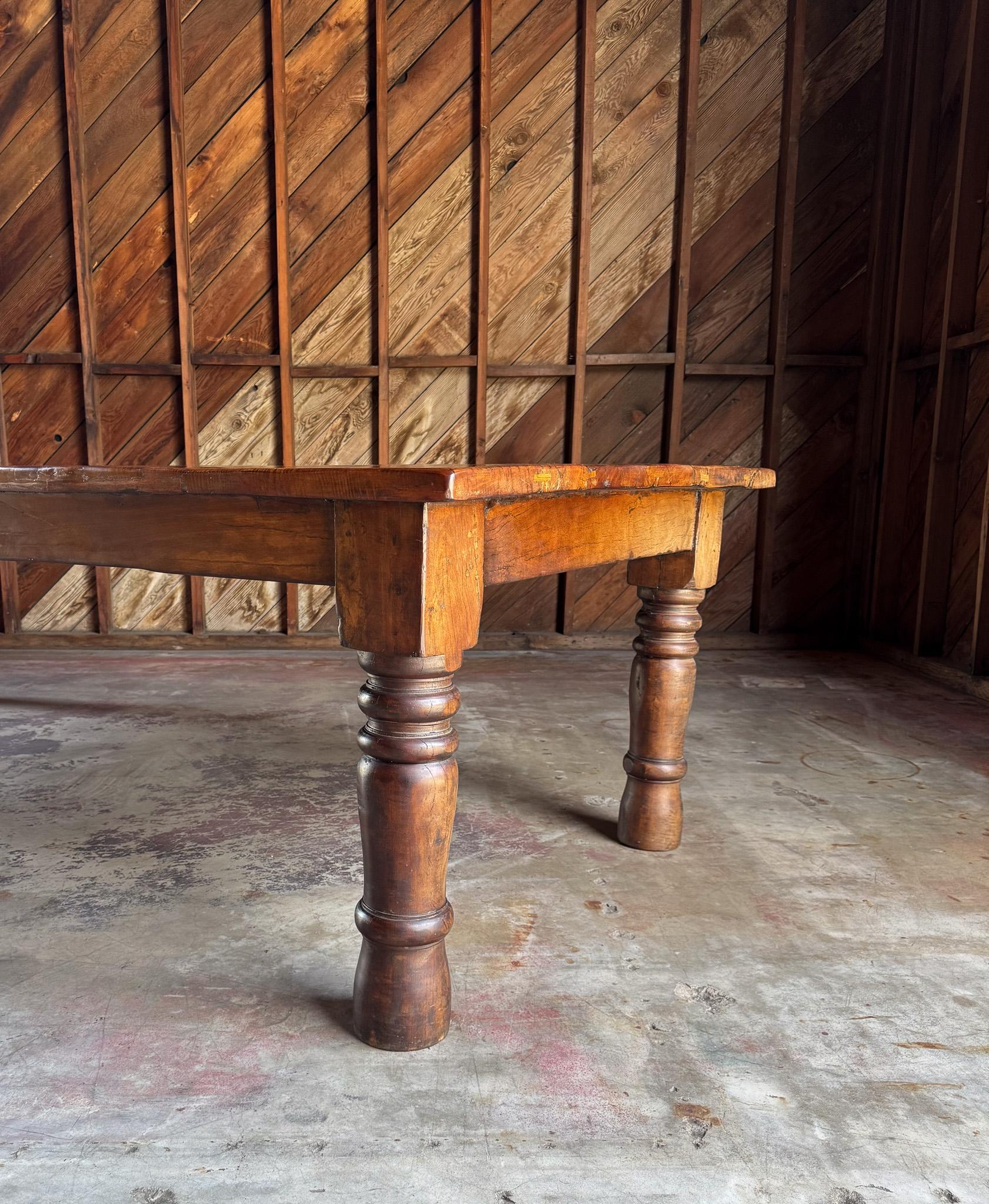 Primitive Farmhouse Dining Table In condizioni buone in vendita a San Juan Capistrano, CA