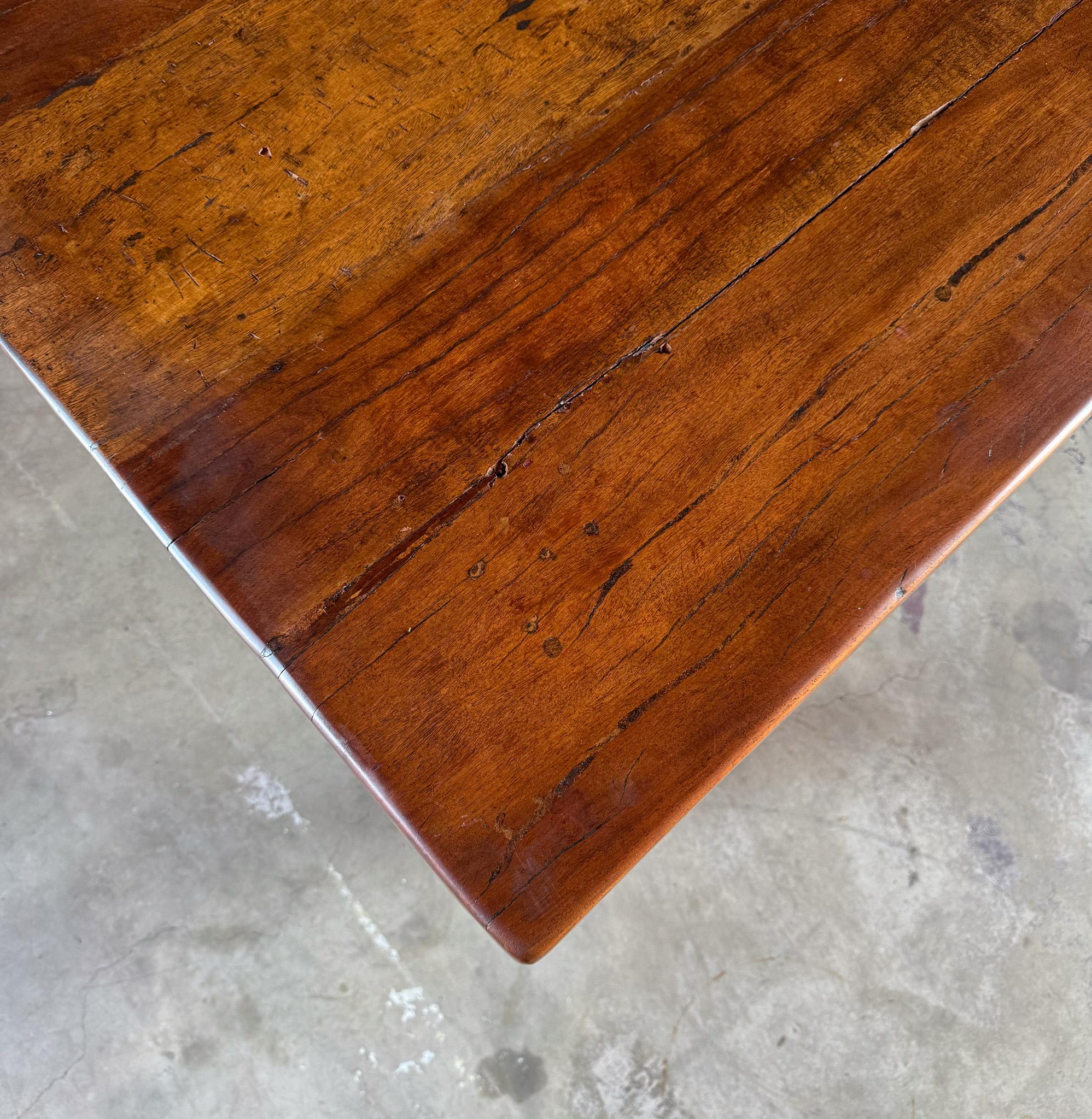 Primitive Farmhouse Dining Table in vendita 1