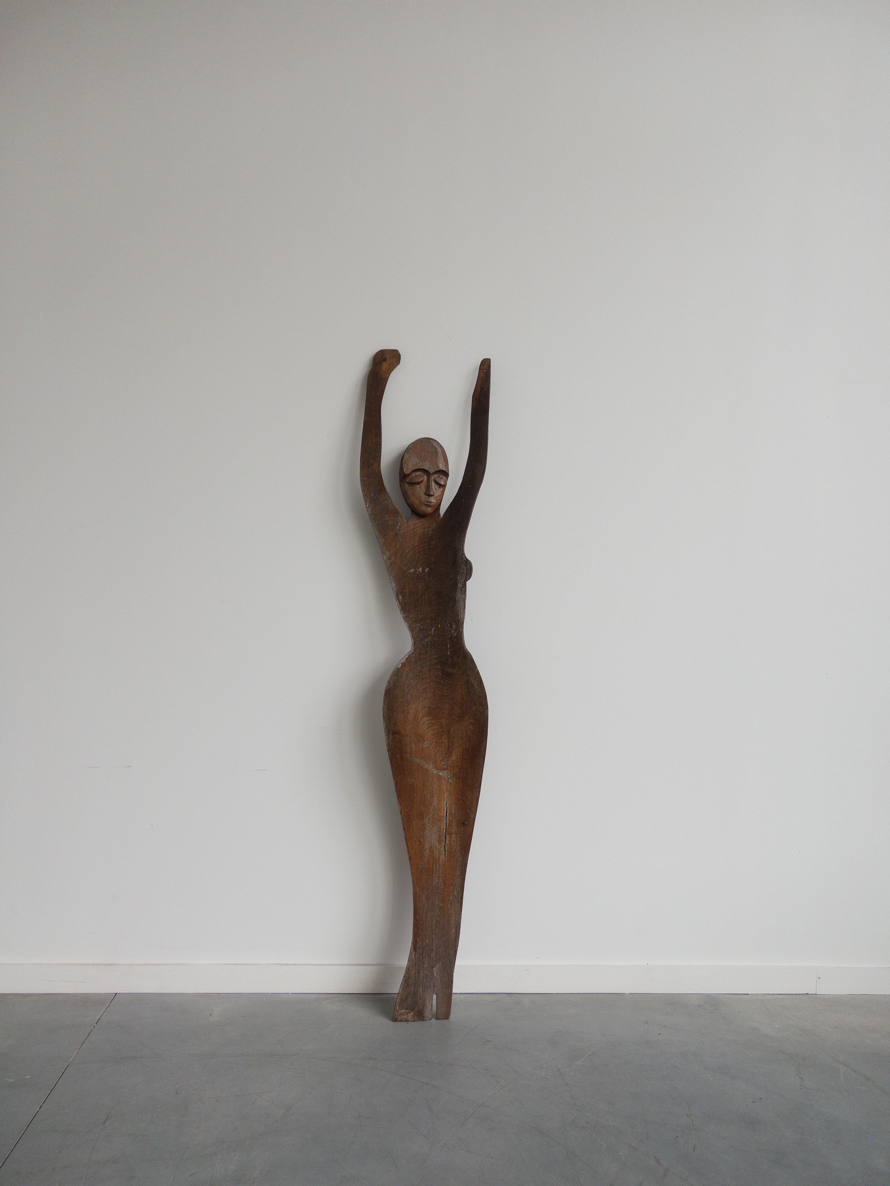 Un signe figuratif primitif d'une femme en contreplaqué et en chêne sculpté.