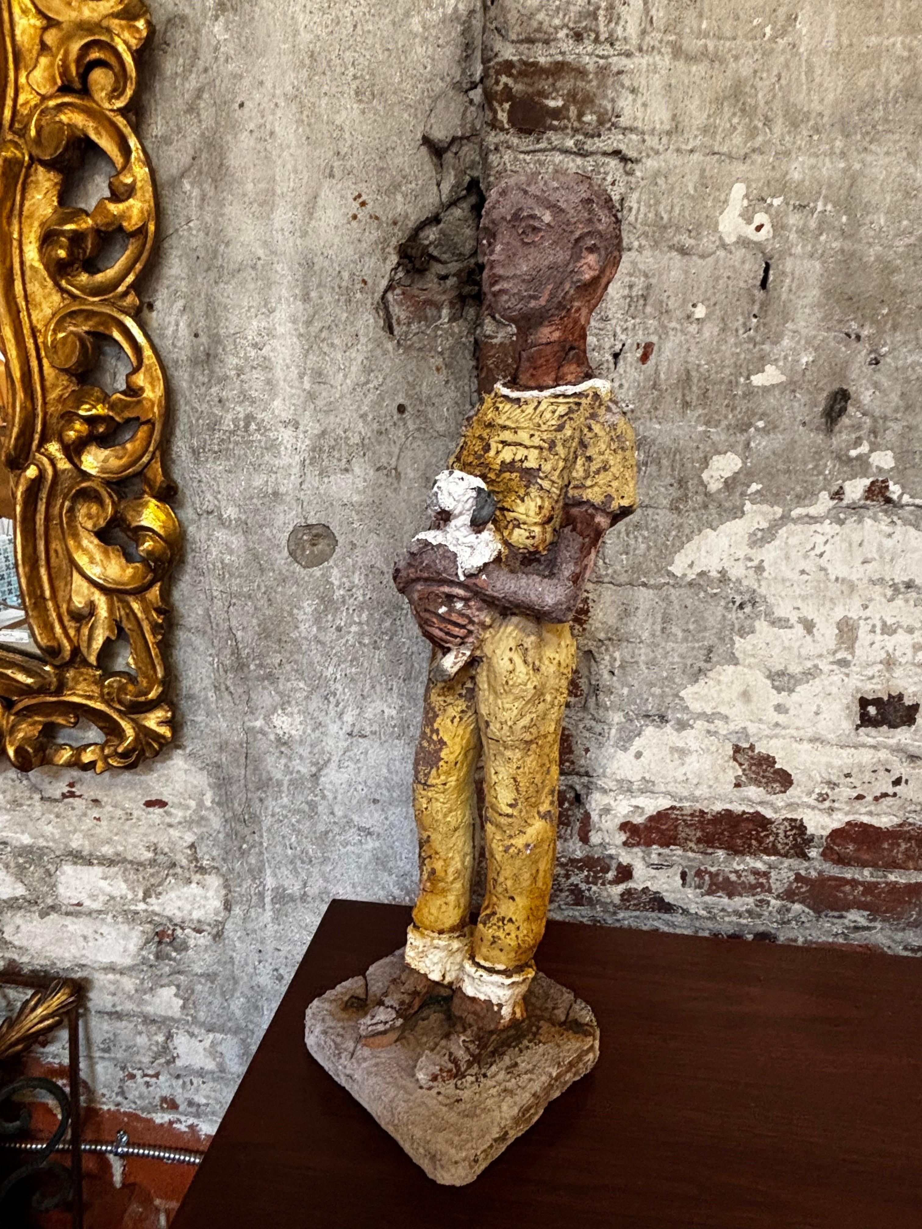 Figura primitiva di un ragazzo che tiene in braccio un cane in vendita 1