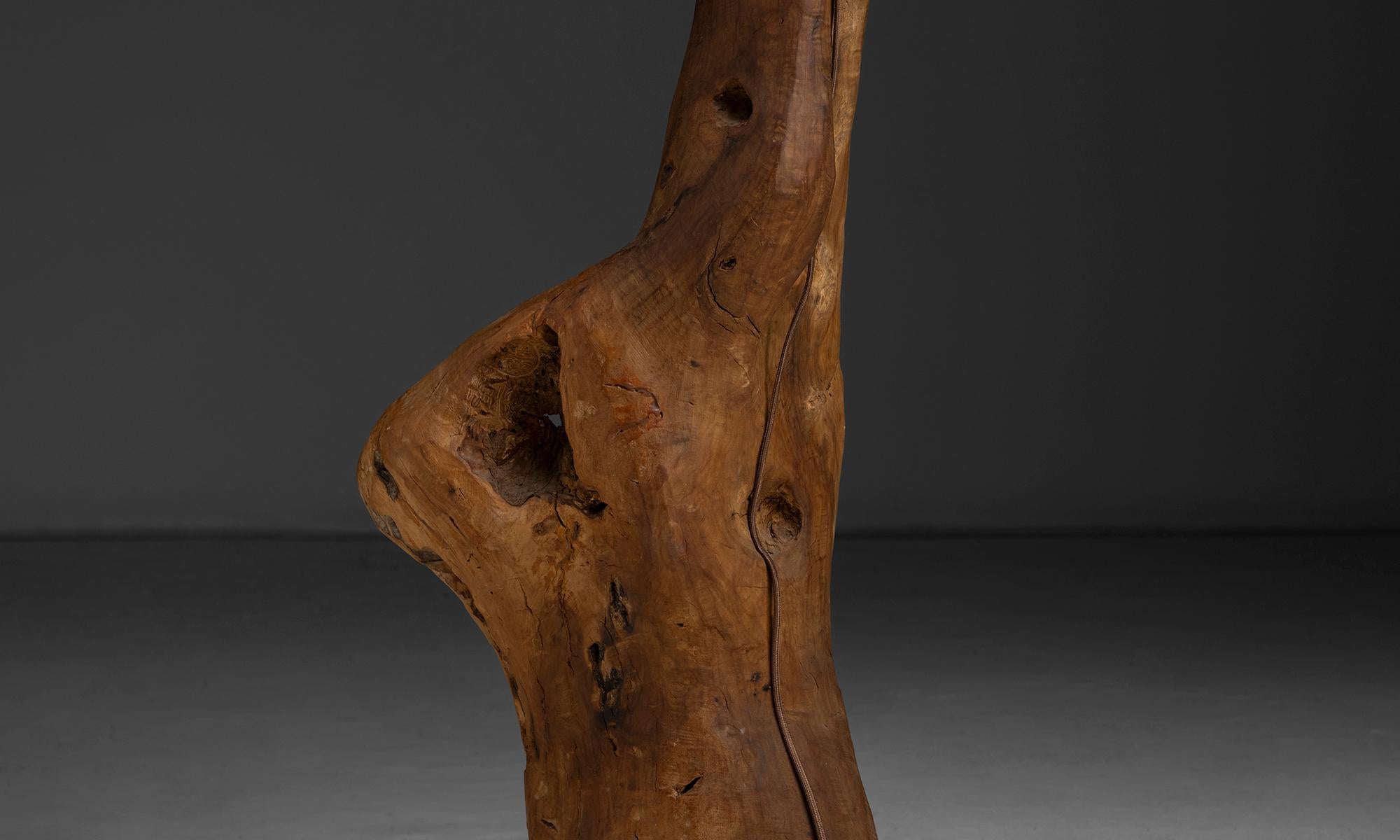 Lámpara de pie primitiva, Francia circa 1970 Tallado a mano