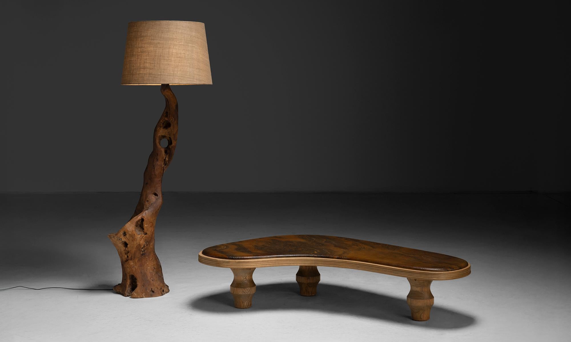 Lámpara de pie primitiva, Francia circa 1970 Arpillera