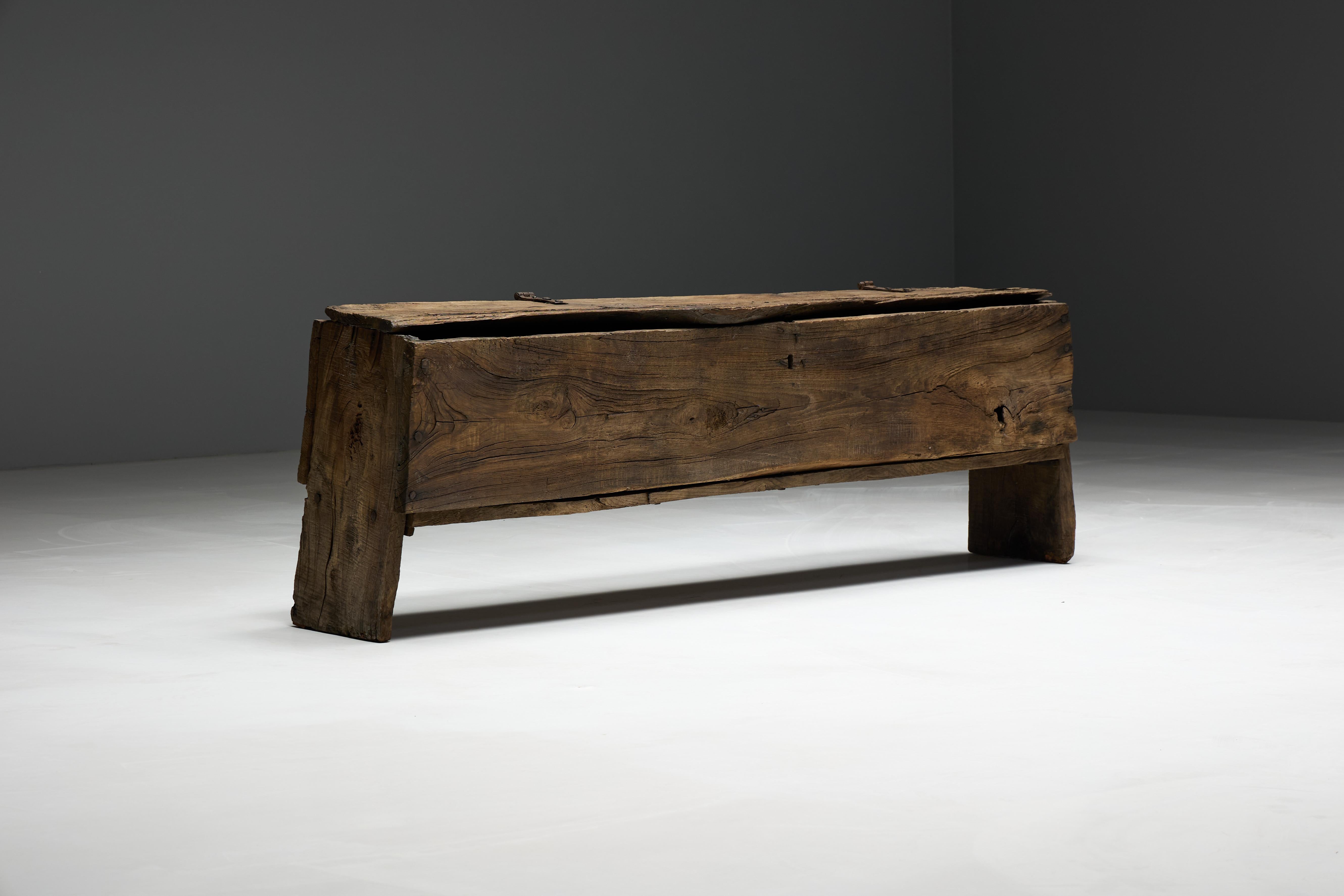 Rustikale rustikale Volkskunst-Alpentruhe, Frankreich, 19. Jahrhundert (Holz) im Angebot