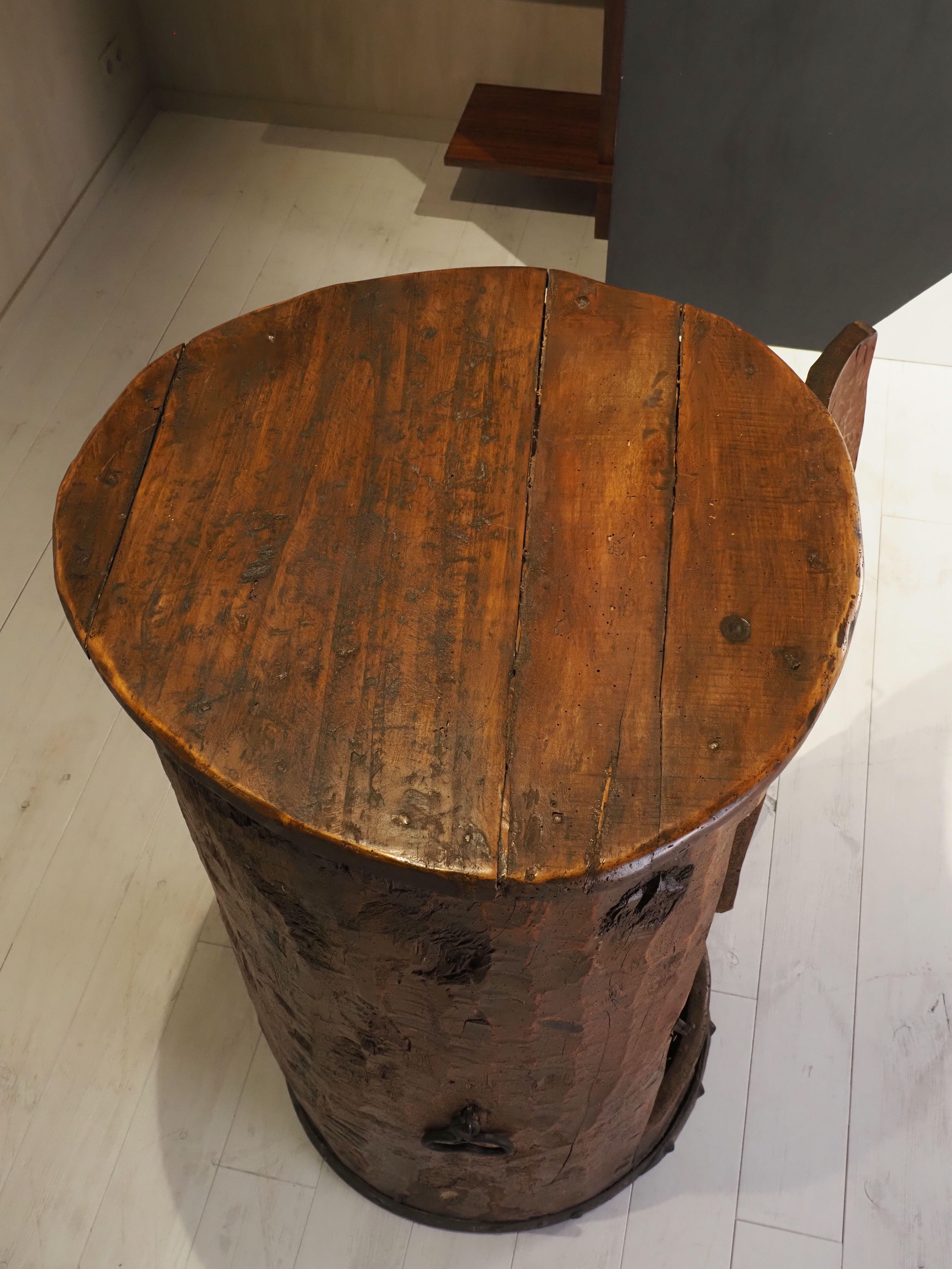 Armadietto d'arte popolare primitiva realizzato con un vecchio tronco d'albero all'inizio del 1900 in vendita 5