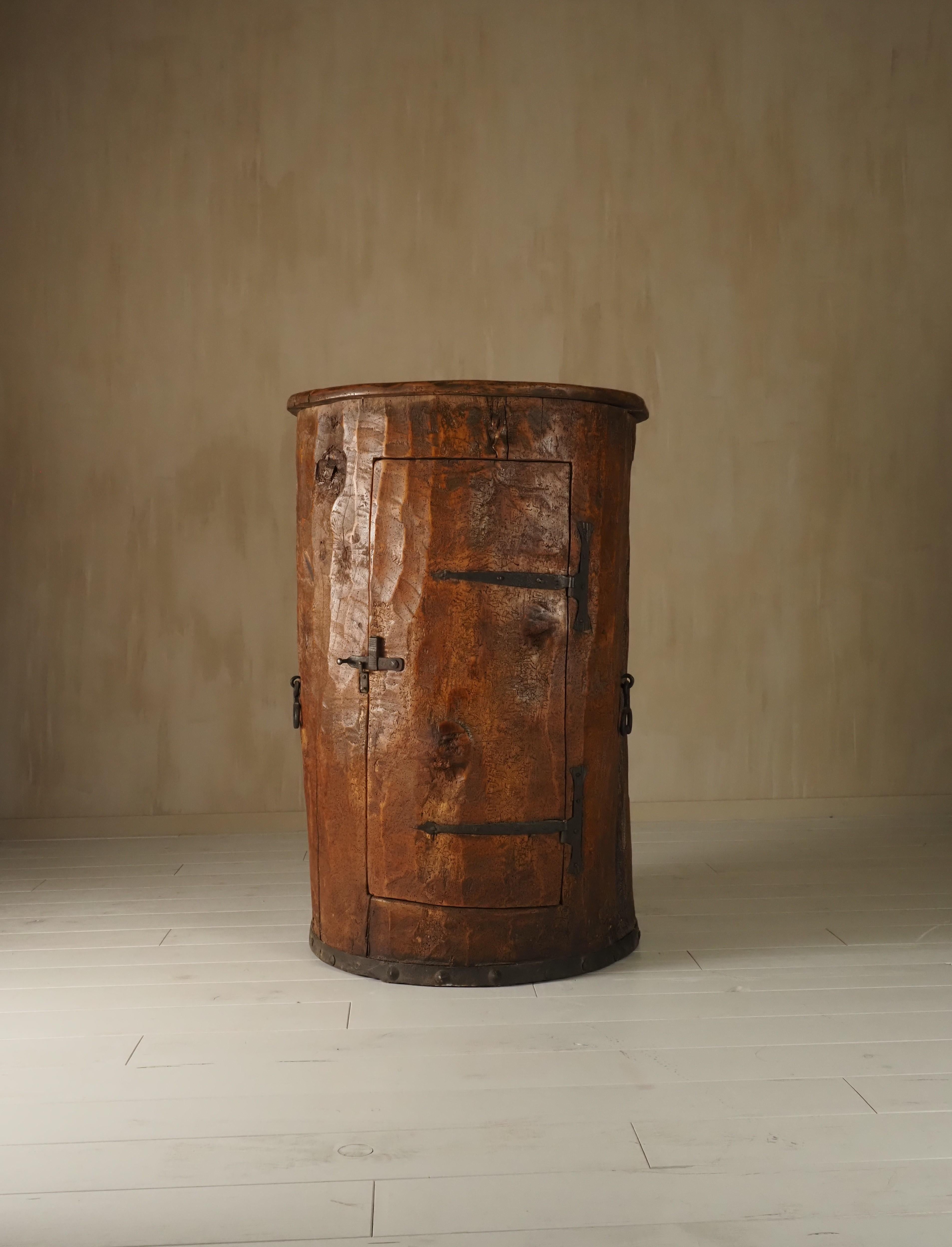 Armadietto d'arte popolare primitiva realizzato con un vecchio tronco d'albero all'inizio del 1900 in vendita 9