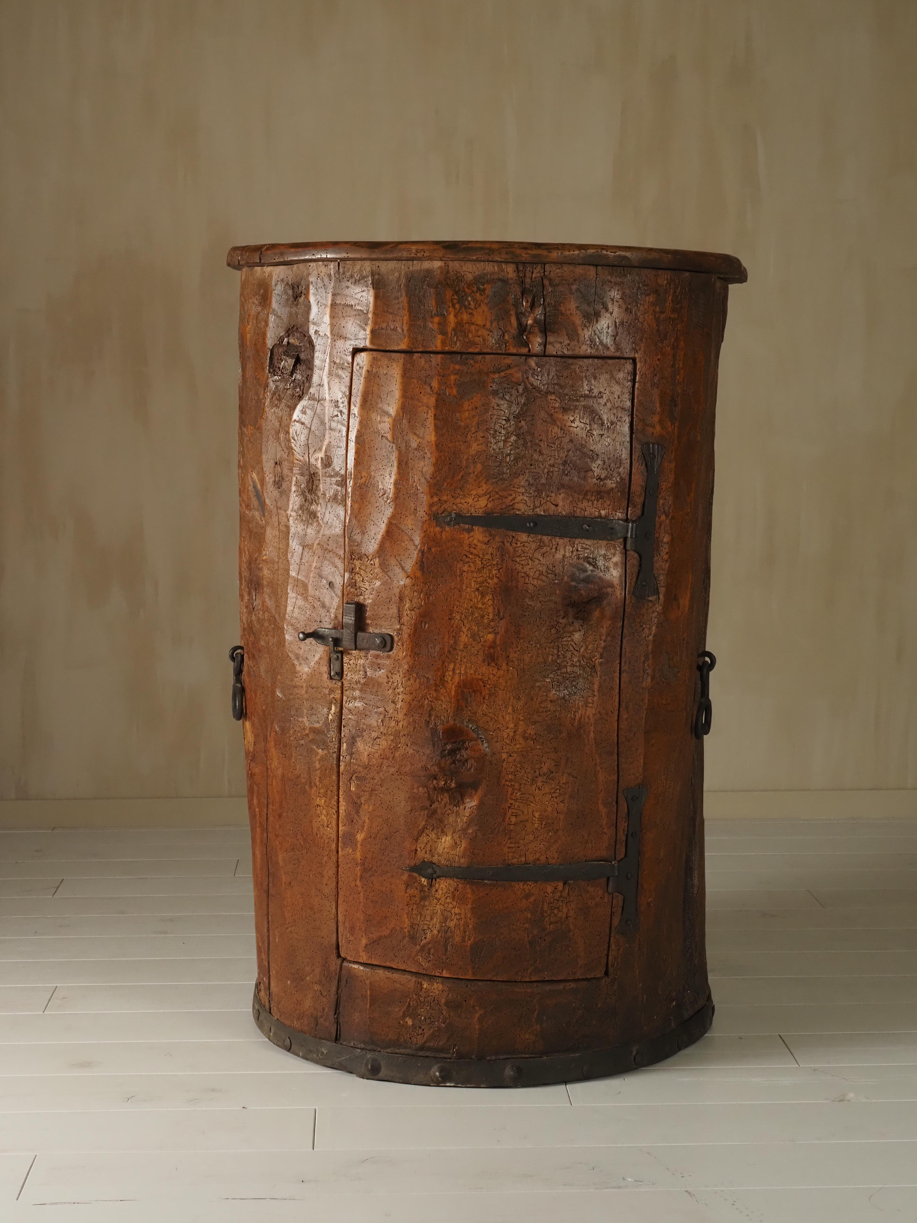 Armadietto d'arte popolare primitiva realizzato con un vecchio tronco d'albero all'inizio del 1900 in vendita 10