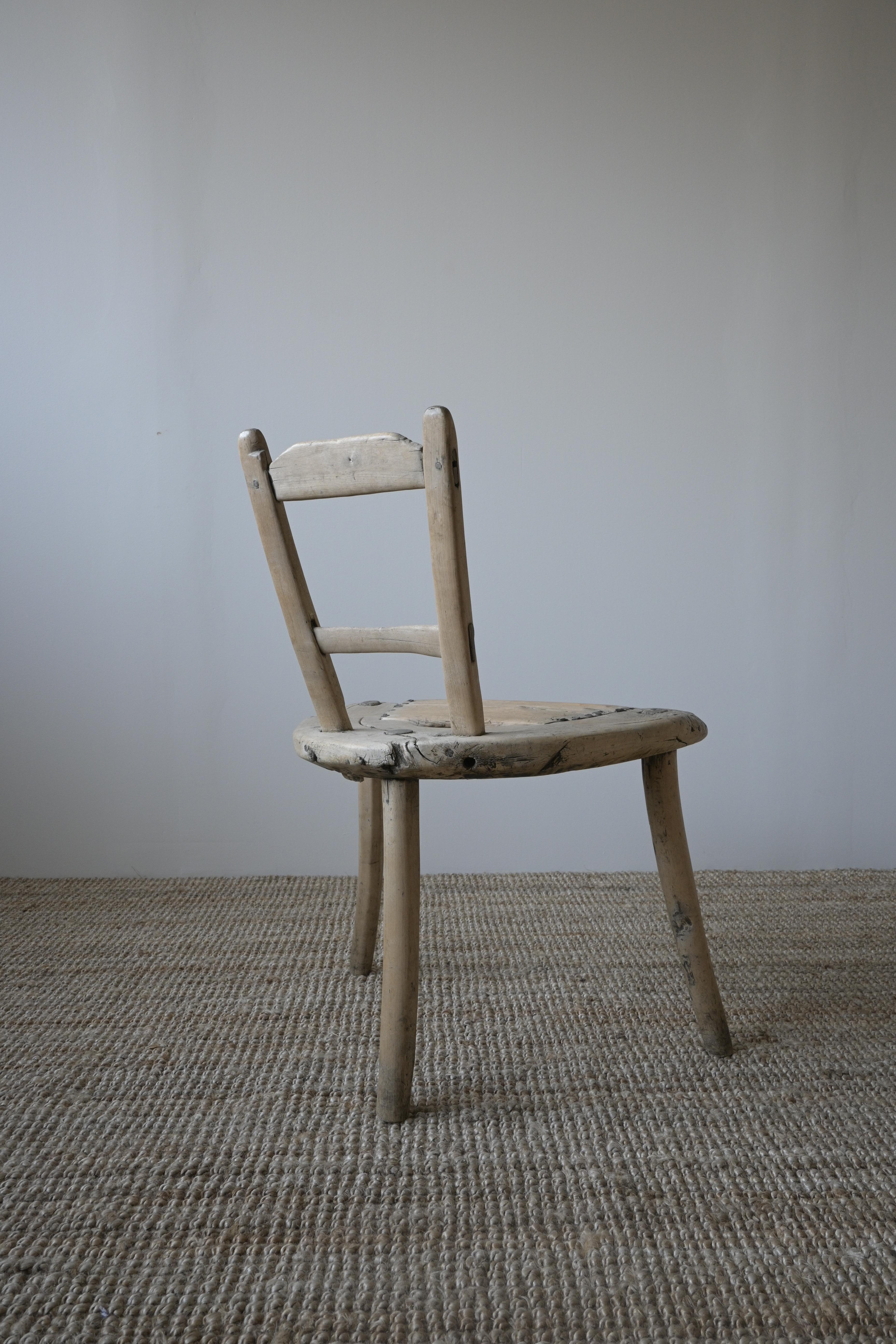 Chaise d'art populaire primitif 