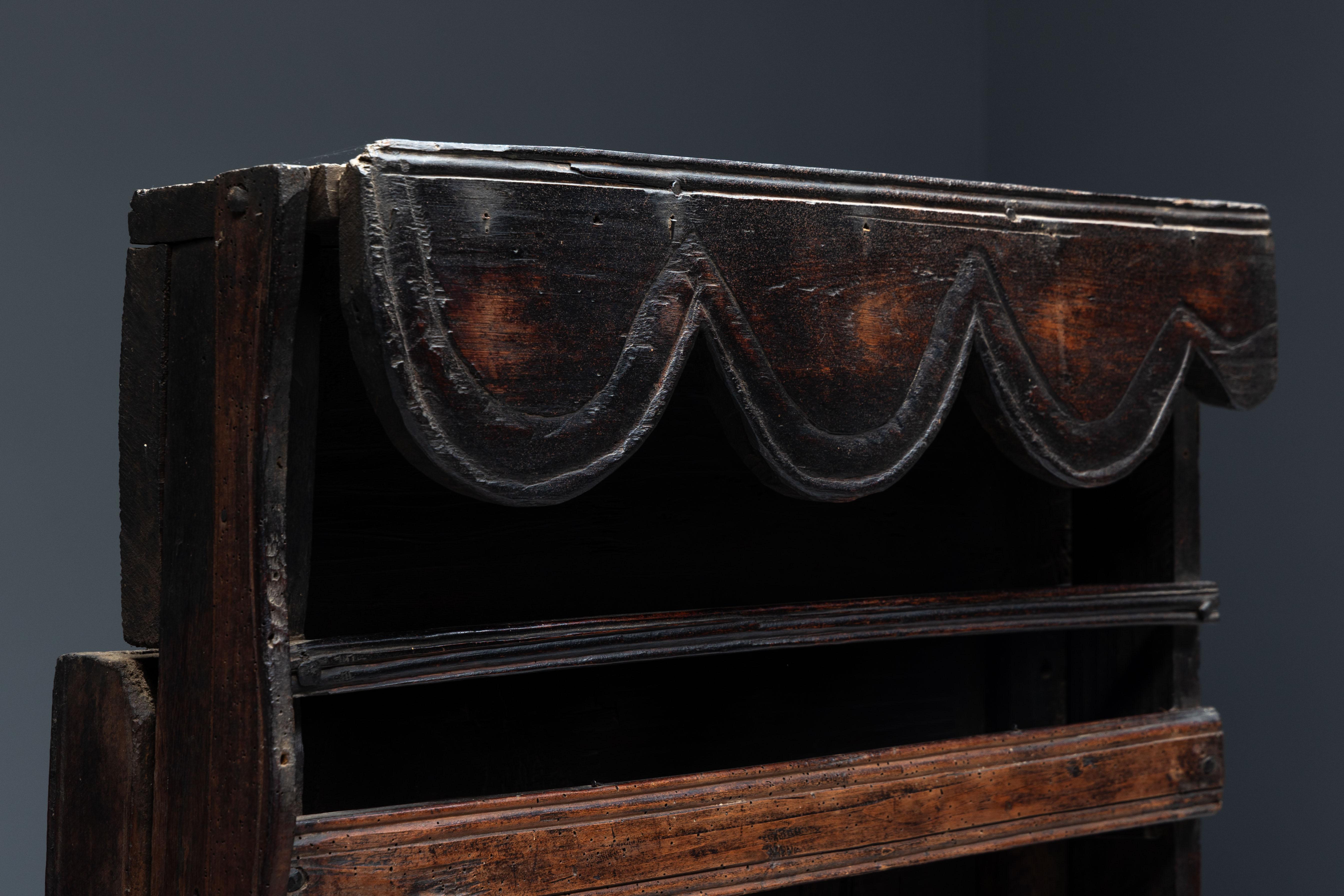 Armoire à étagères d'art populaire primitif, France, 19ème siècle en vente 5