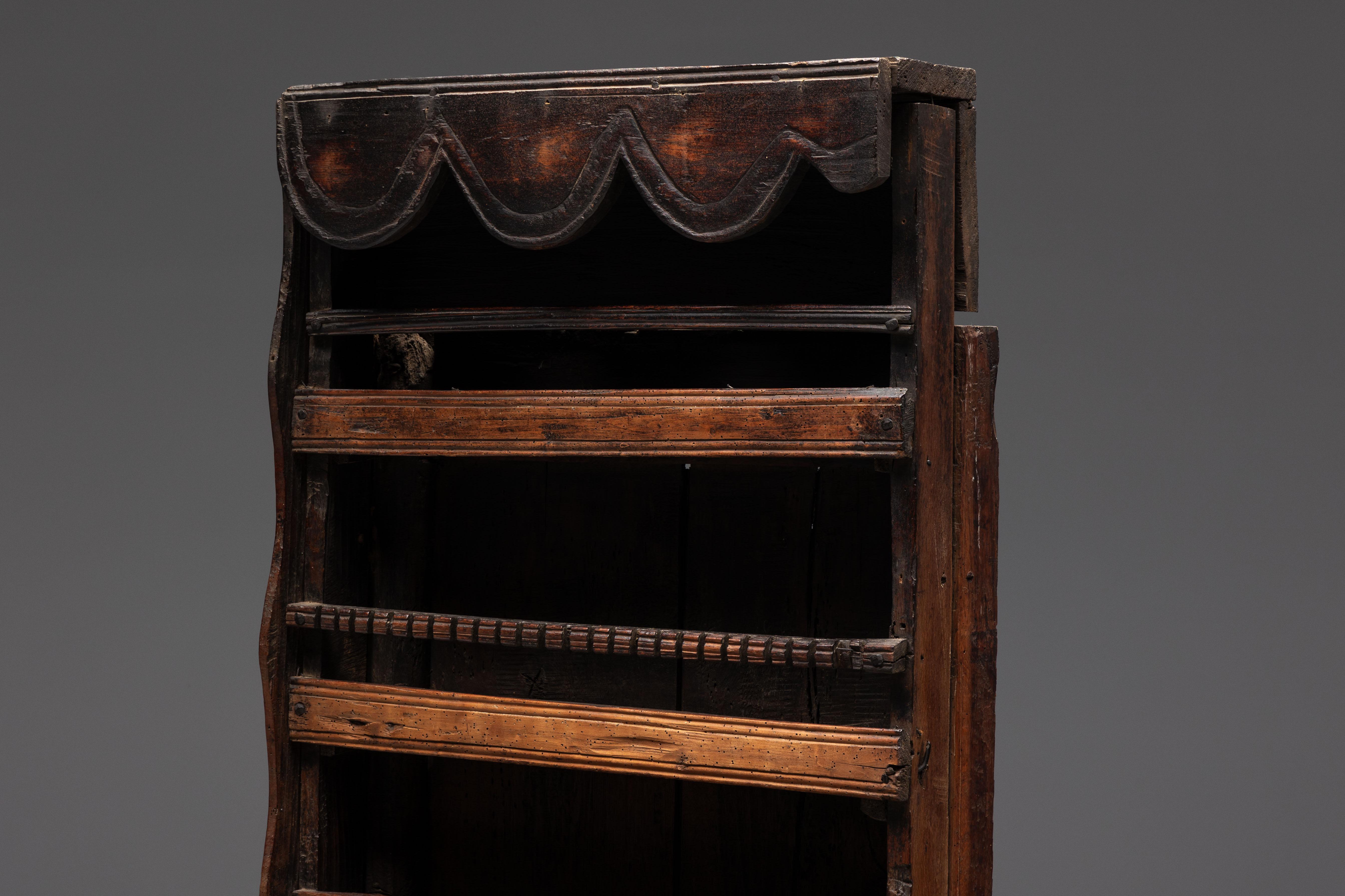 Armoire à étagères d'art populaire primitif, France, 19ème siècle en vente 7