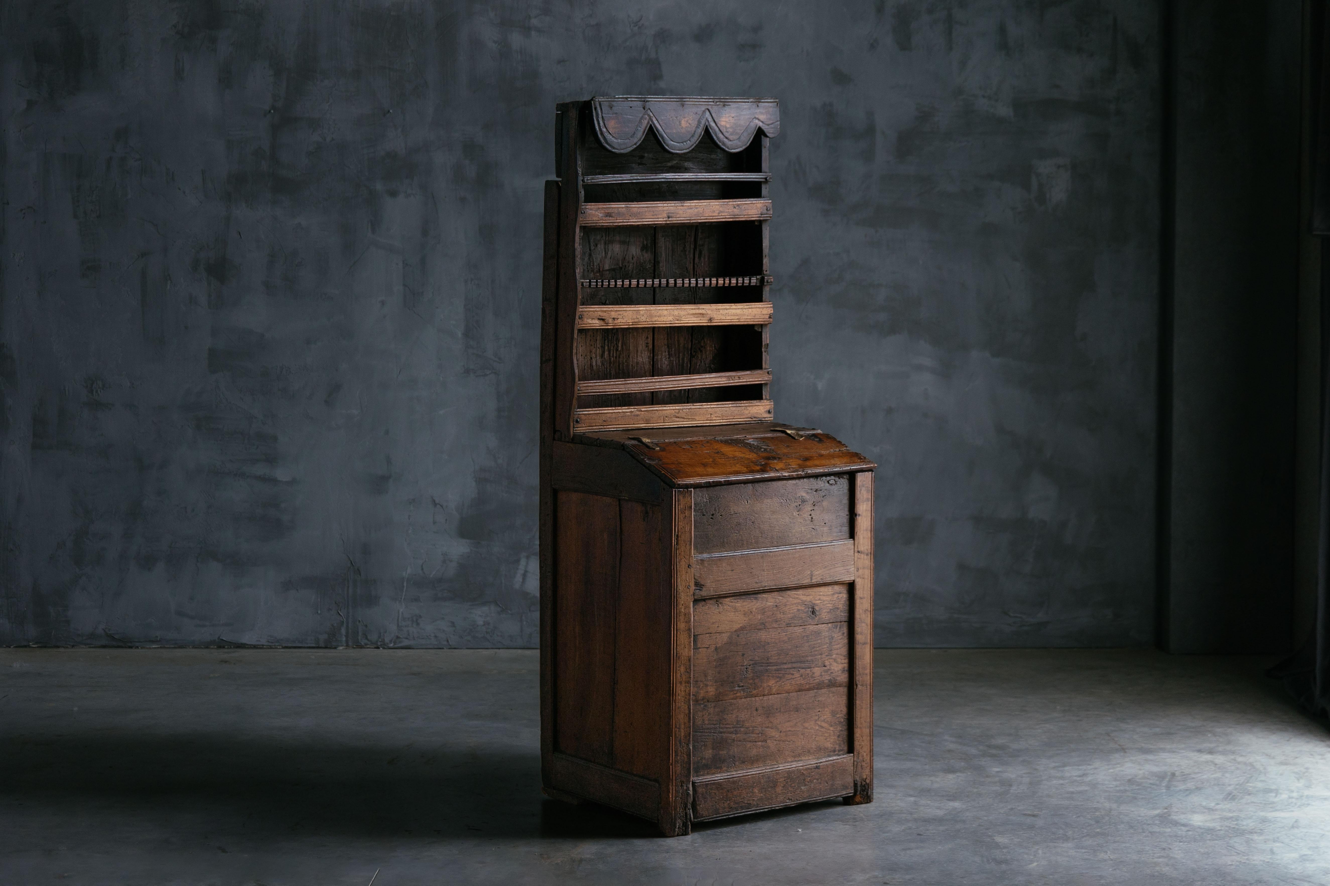 Armoire française du XIXe siècle, fabriquée à la main en bois massif, dotée d'un couvercle incliné qui s'ouvre pour révéler un compartiment de rangement spacieux dans la partie inférieure, idéal pour garder des objets bien rangés. La partie