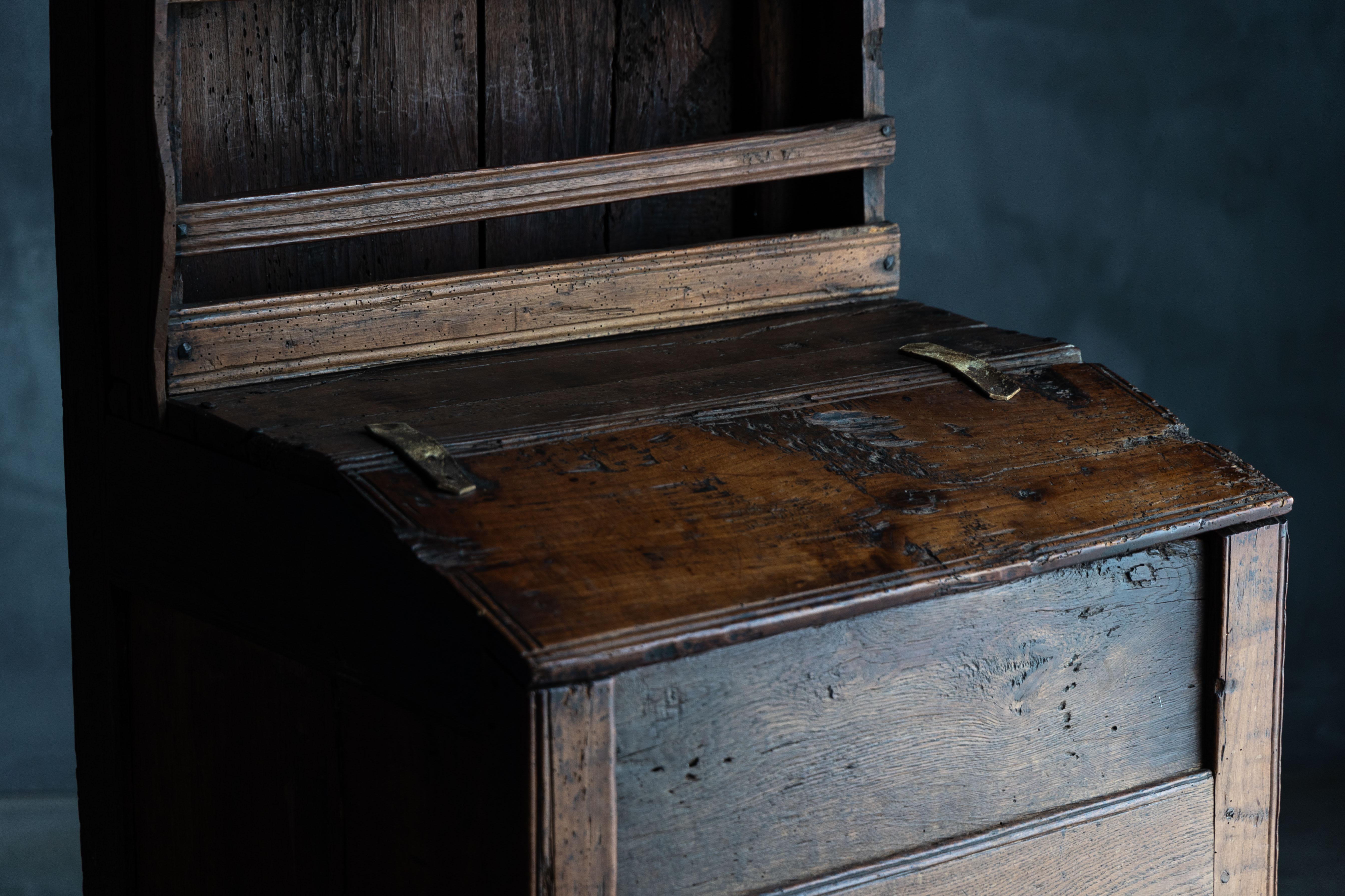 Français Armoire à étagères d'art populaire primitif, France, 19ème siècle en vente