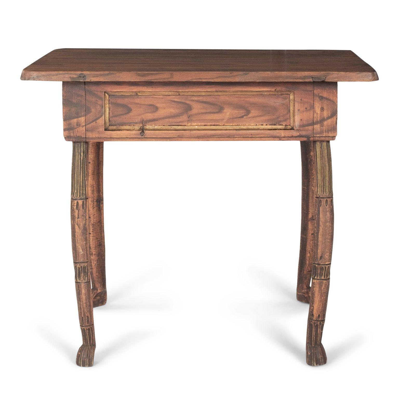 Mesa rústica de arte popular del norte de Suecia, circa 1820-1839. Mesa auxiliar venacular pintada en imitación grano. Todo el acabado original pintado en el delantal y las patas. El acabado pintado de la parte superior de la mesa estaba