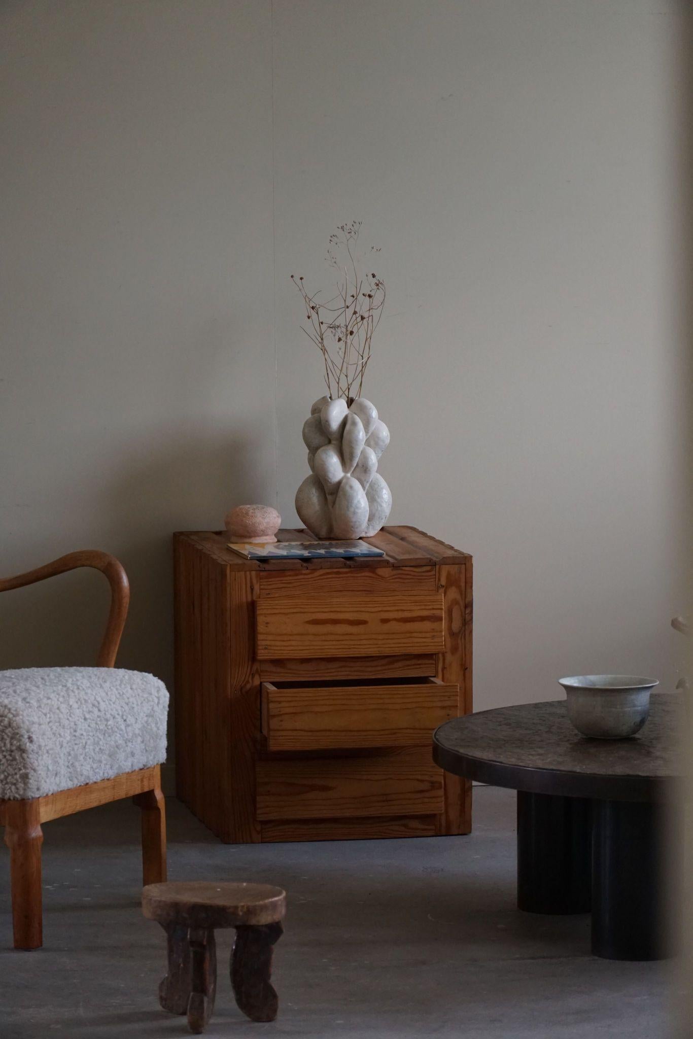 Mid-Century moderno Cassettiera primitiva indipendente in pino, metà del secolo scorso, Svezia, anni '50 in vendita