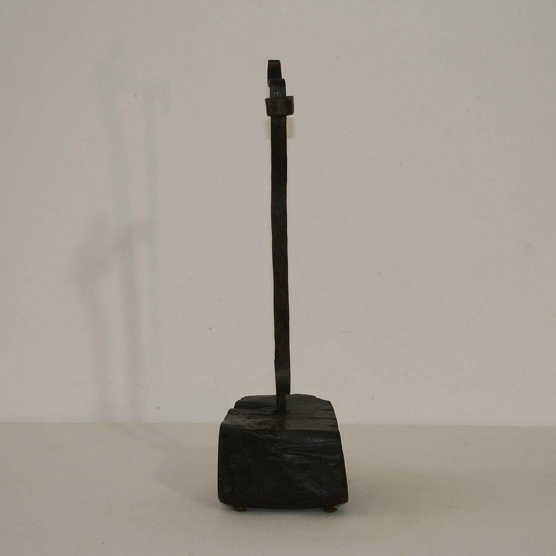 Primitive French 17th-18th Century Wrought Iron Candleholder In Good Condition In Buisson, FR