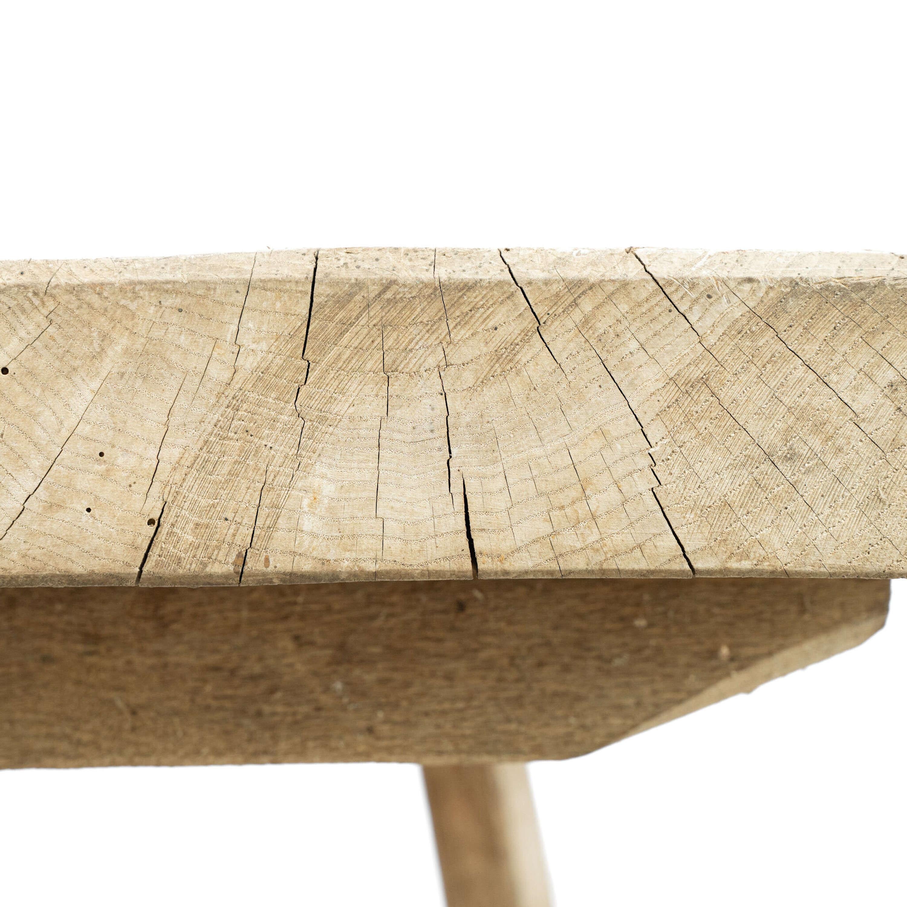 Une table à découper / table de récolte primitive française, le plateau usé en 2 planches maintenu par de vieux boulons reposant sur 3 pieds robustes.
Traités et prêts à être utilisés dans la cuisine.
France, vers 1920.

Hauteur -74 cm
Largeur -