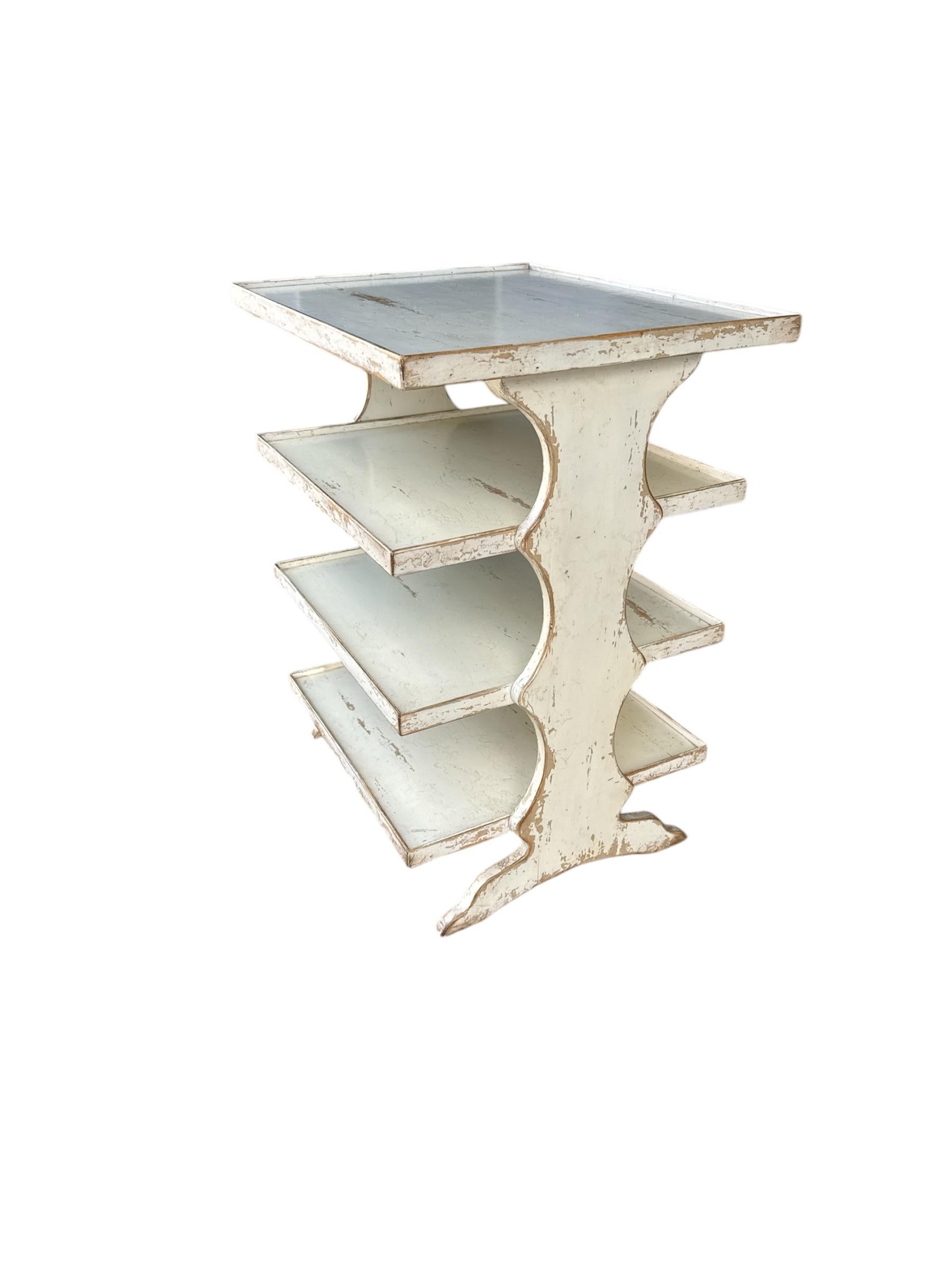 Questo incantevole tavolino a scaffale Primitive French Country emana un'eleganza rustica e un fascino senza tempo, catturando l'essenza del design rurale francese con la sua struttura semplice ma funzionale. Con un accenno al fascino provenzale e