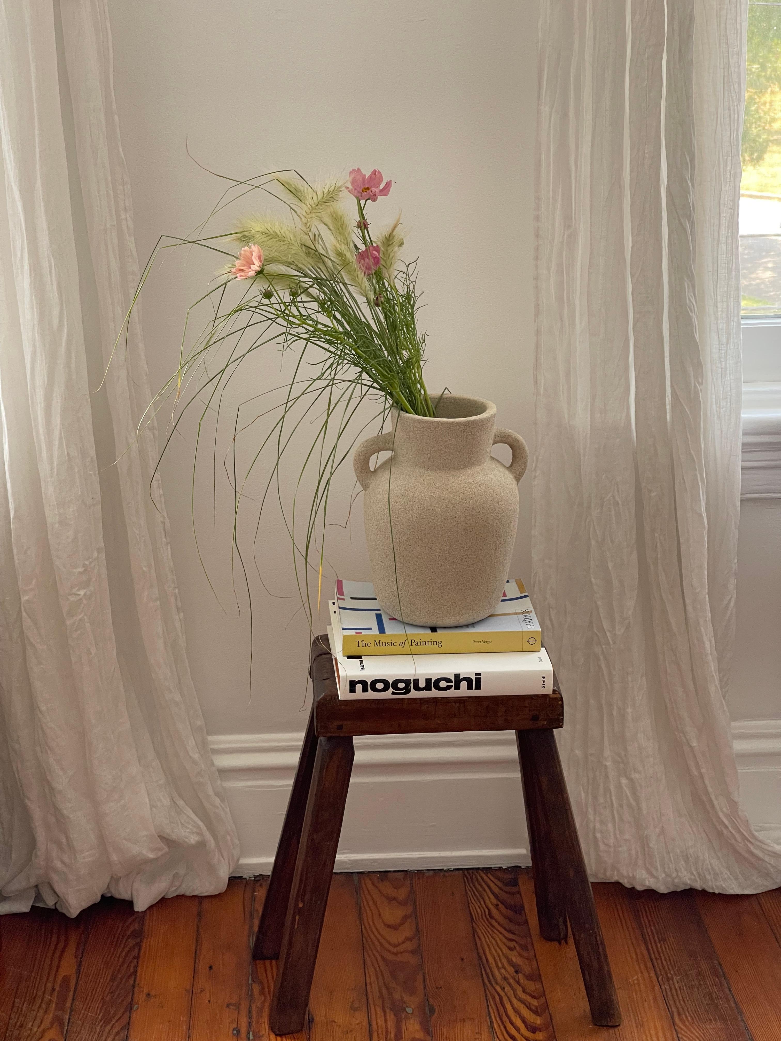 Tabouret de ferme rustique de France, ajoutez un élément wabi sabi à votre intérieur. Un look primitif adorable et une pièce décorative intemporelle en bon état vintage.