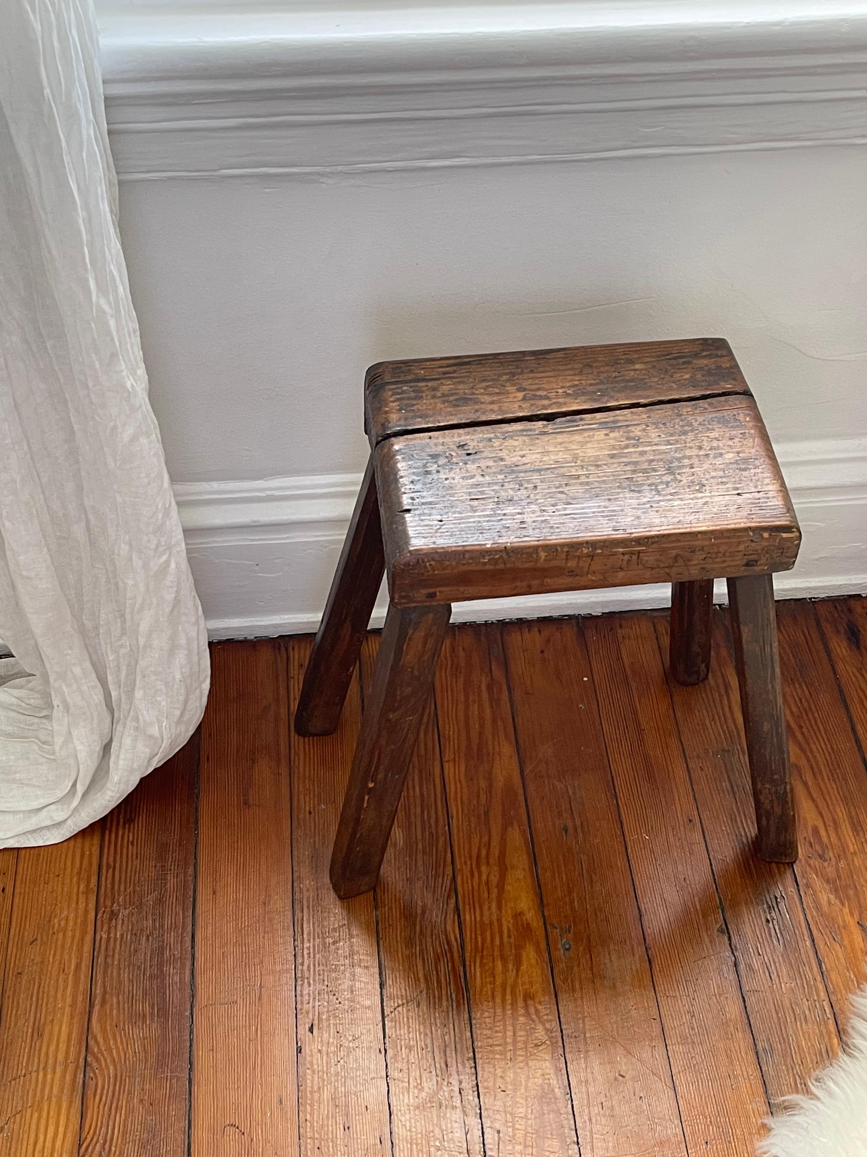 Français Tabouret de ferme primitif français en vente