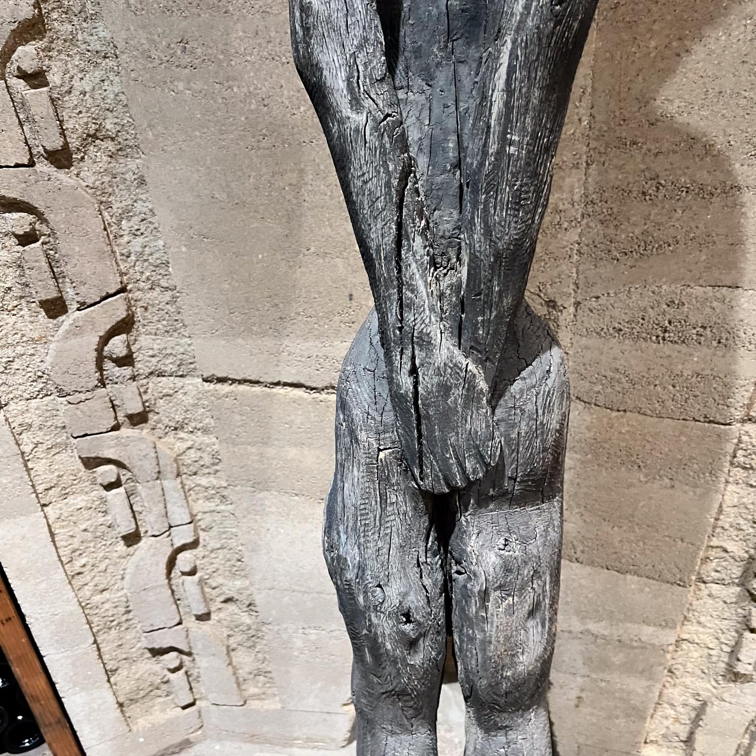 Mid-Century Modern Sculpture française primitive en bois sculptée à la main représentant une femme féminine debout en vente