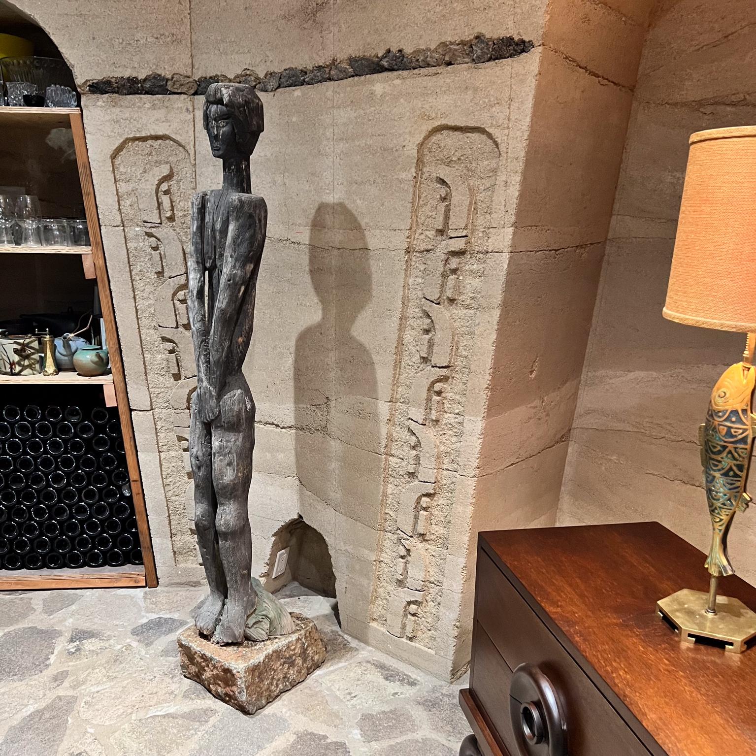 20ième siècle Sculpture française primitive en bois sculptée à la main représentant une femme féminine debout en vente