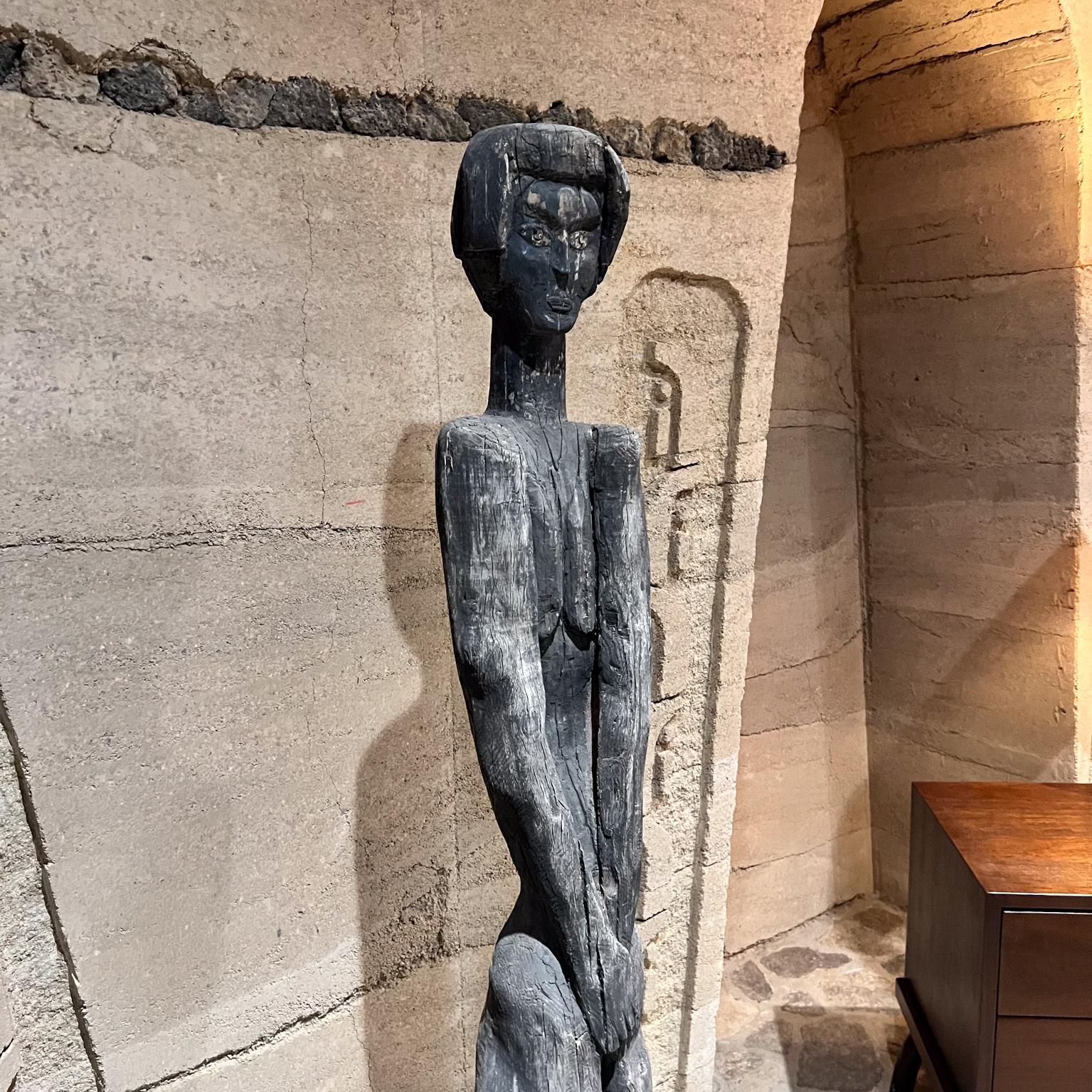 Sculpture française primitive en bois sculptée à la main représentant une femme féminine debout en vente 2