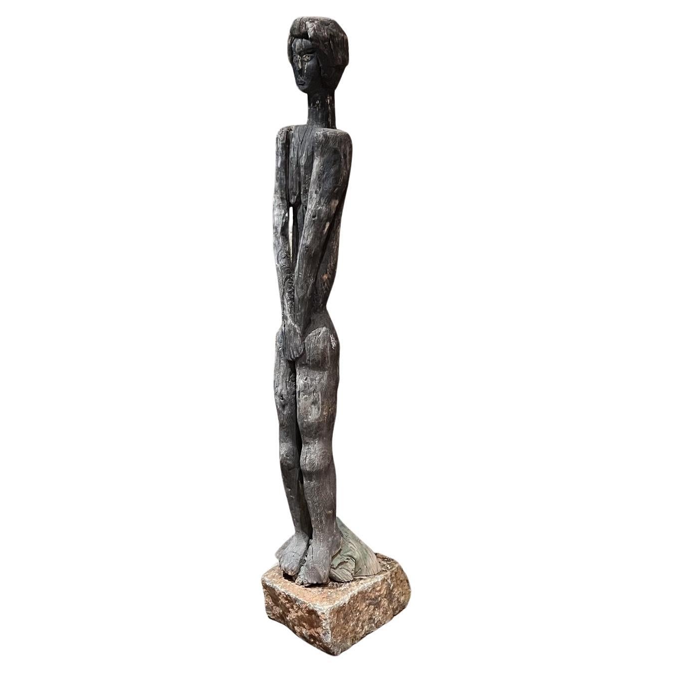 Sculpture française primitive en bois sculptée à la main représentant une femme féminine debout en vente