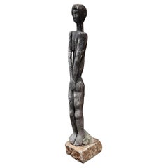 Sculpture française primitive en bois sculptée à la main représentant une femme féminine debout