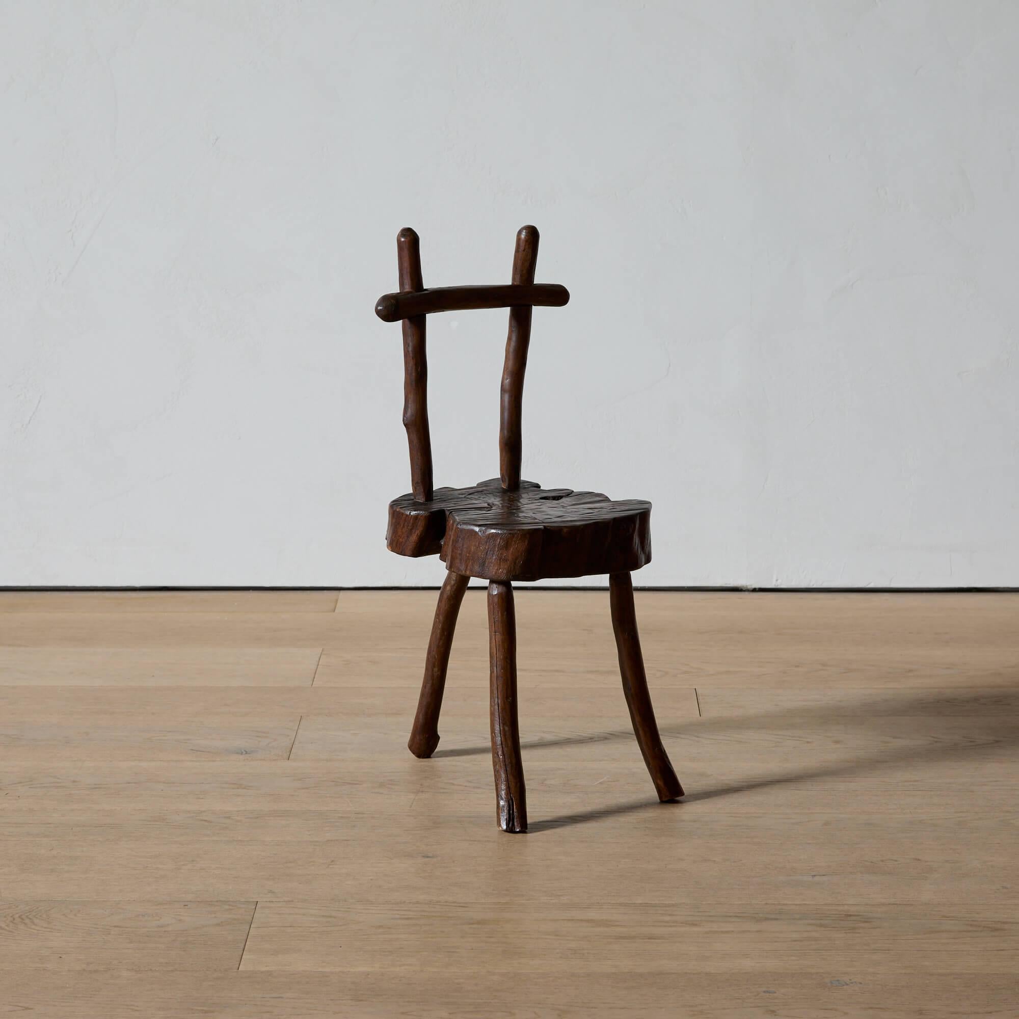Primitiver französischer Dreibeinhocker (Französisch) im Angebot