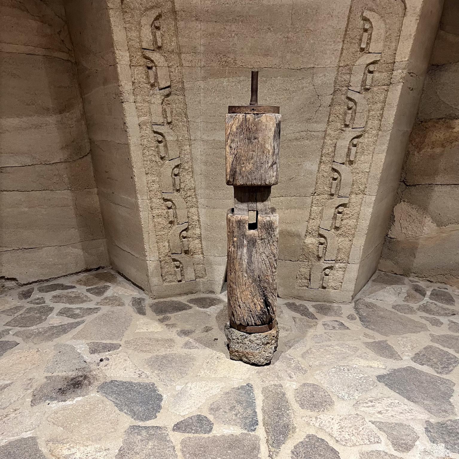 Scultura primitiva francese in legno form A
non marcato
51 h x 9 x 9.5
Condizioni originali non restaurate
Fai riferimento alle immagini elencate
Consegna a LA SF PS OC