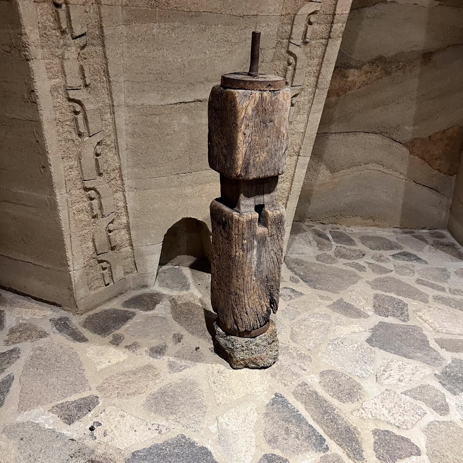 Rustico Scultura astratta primitiva francese in Wood Form A in vendita