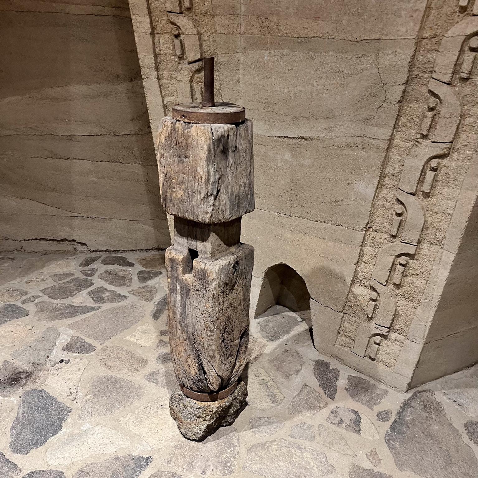 Legno Scultura astratta primitiva francese in Wood Form A in vendita
