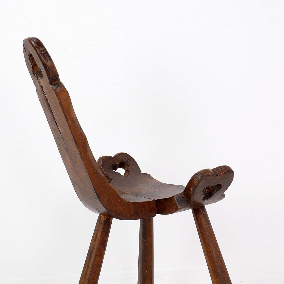 Chaise tripode primitive française en bois sculpté, style Wabi Sabi, début du 20e siècle en vente 3