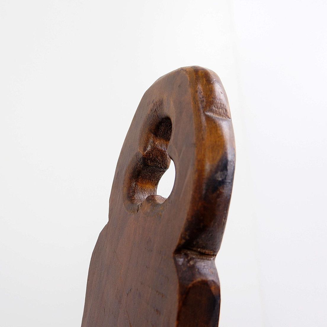 Chaise tripode primitive française en bois sculpté, style Wabi Sabi, début du 20e siècle en vente 4