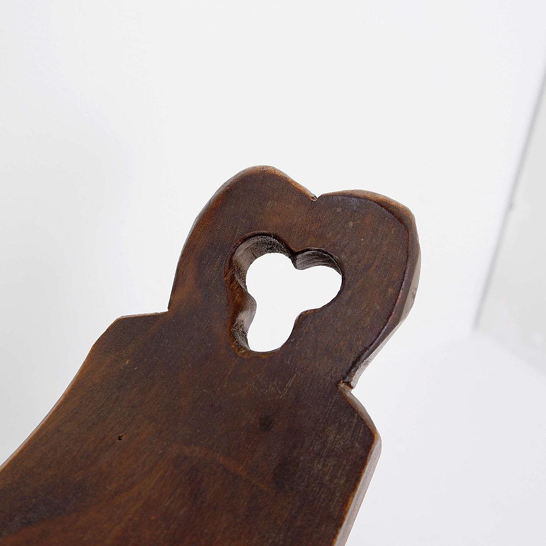 Chaise tripode primitive française en bois sculpté, style Wabi Sabi, début du 20e siècle en vente 5