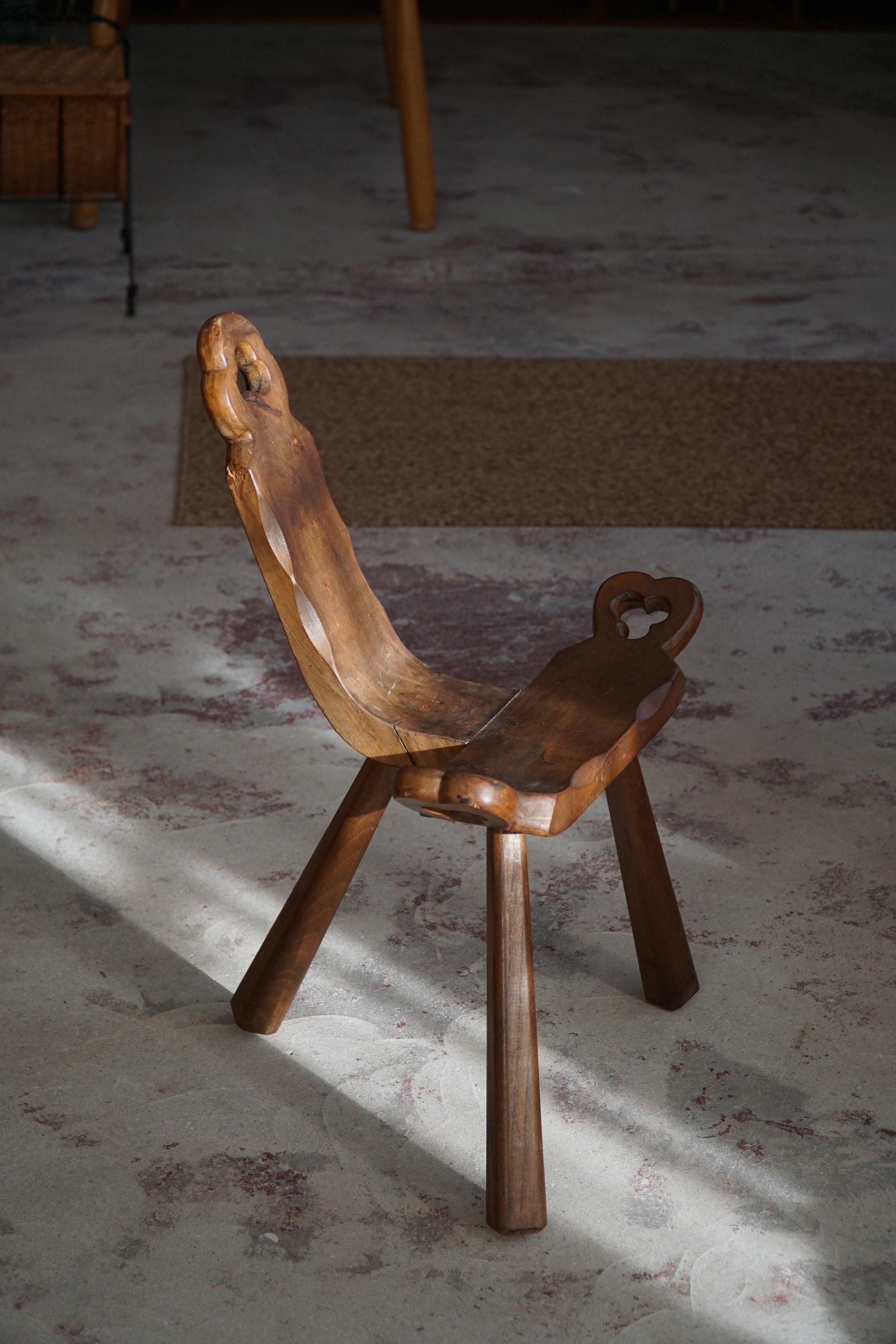 Französischer primitiver geschnitzter Dreibein-Stuhl aus Holz, Wabi Sabi-Stil, frühes 20. Jahrhundert im Angebot 5