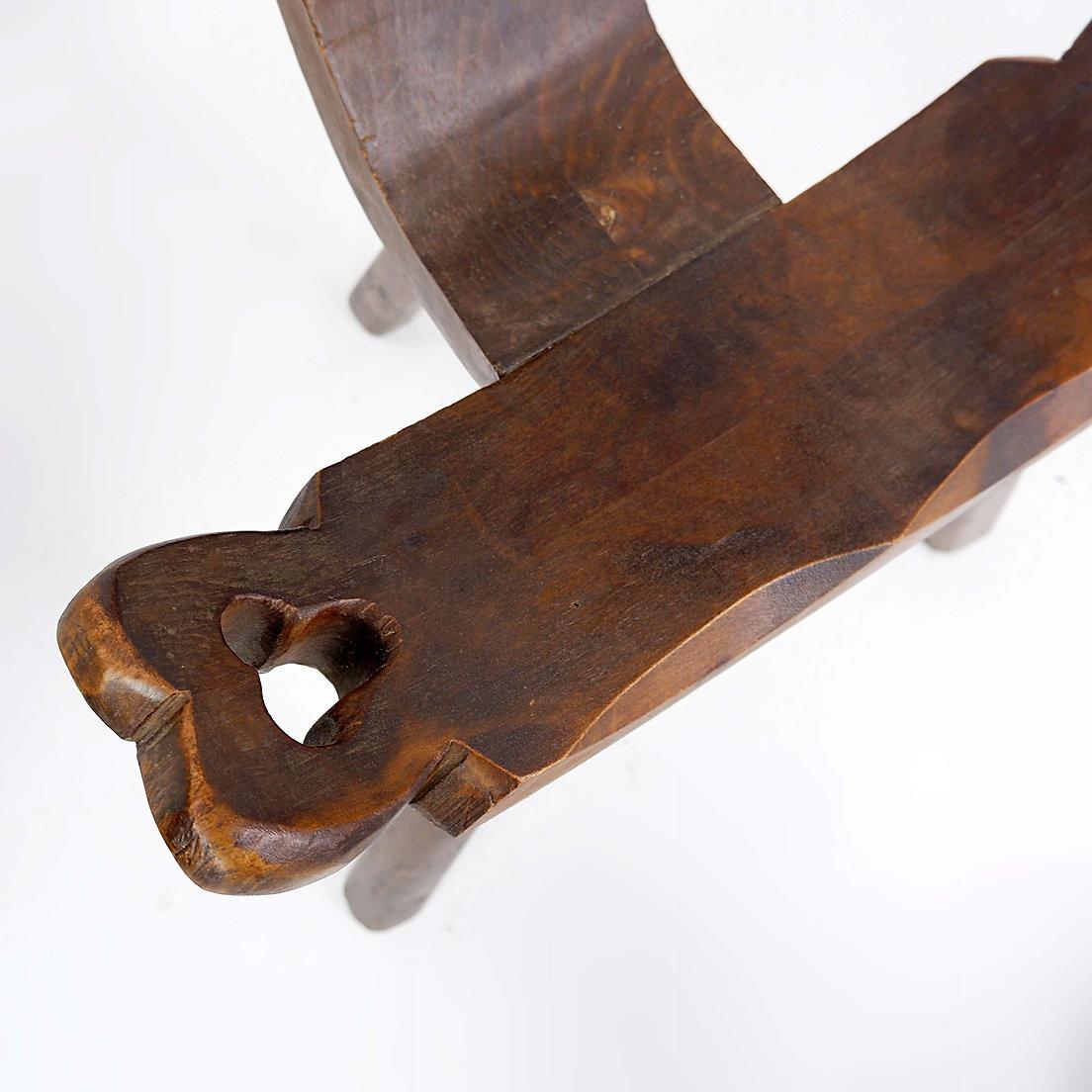 Chaise tripode primitive française en bois sculpté, style Wabi Sabi, début du 20e siècle
Brutaliste - Chaise - Chaise en bois
Dimensions : 48x43 H:75 SH:36cm
Matériau : Bois 
Usure conforme à l'âge et à l'utilisation.