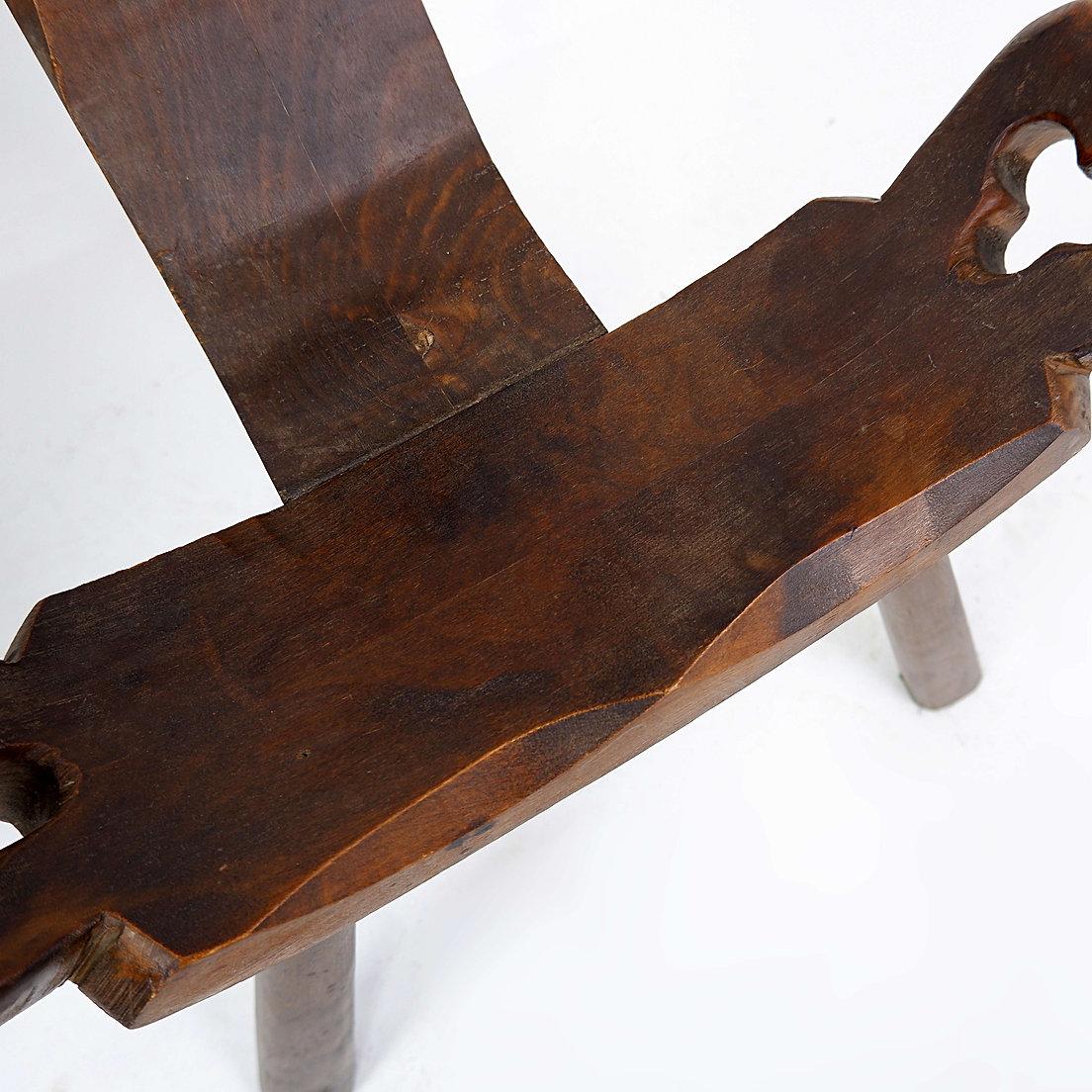 Primitif Chaise tripode primitive française en bois sculpté, style Wabi Sabi, début du 20e siècle en vente