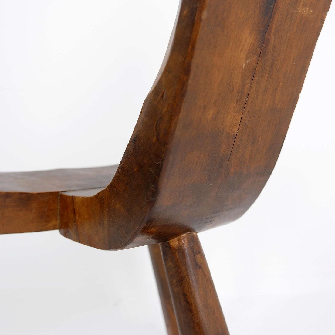 Français Chaise tripode primitive française en bois sculpté, style Wabi Sabi, début du 20e siècle en vente