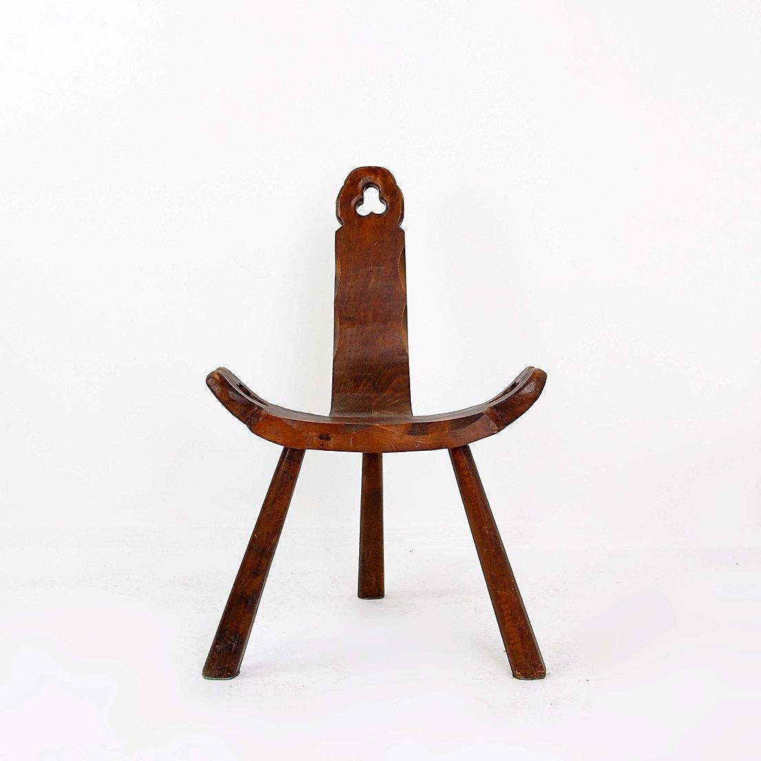 Chaise tripode primitive française en bois sculpté, style Wabi Sabi, début du 20e siècle Bon état - En vente à Linkebeek, BE