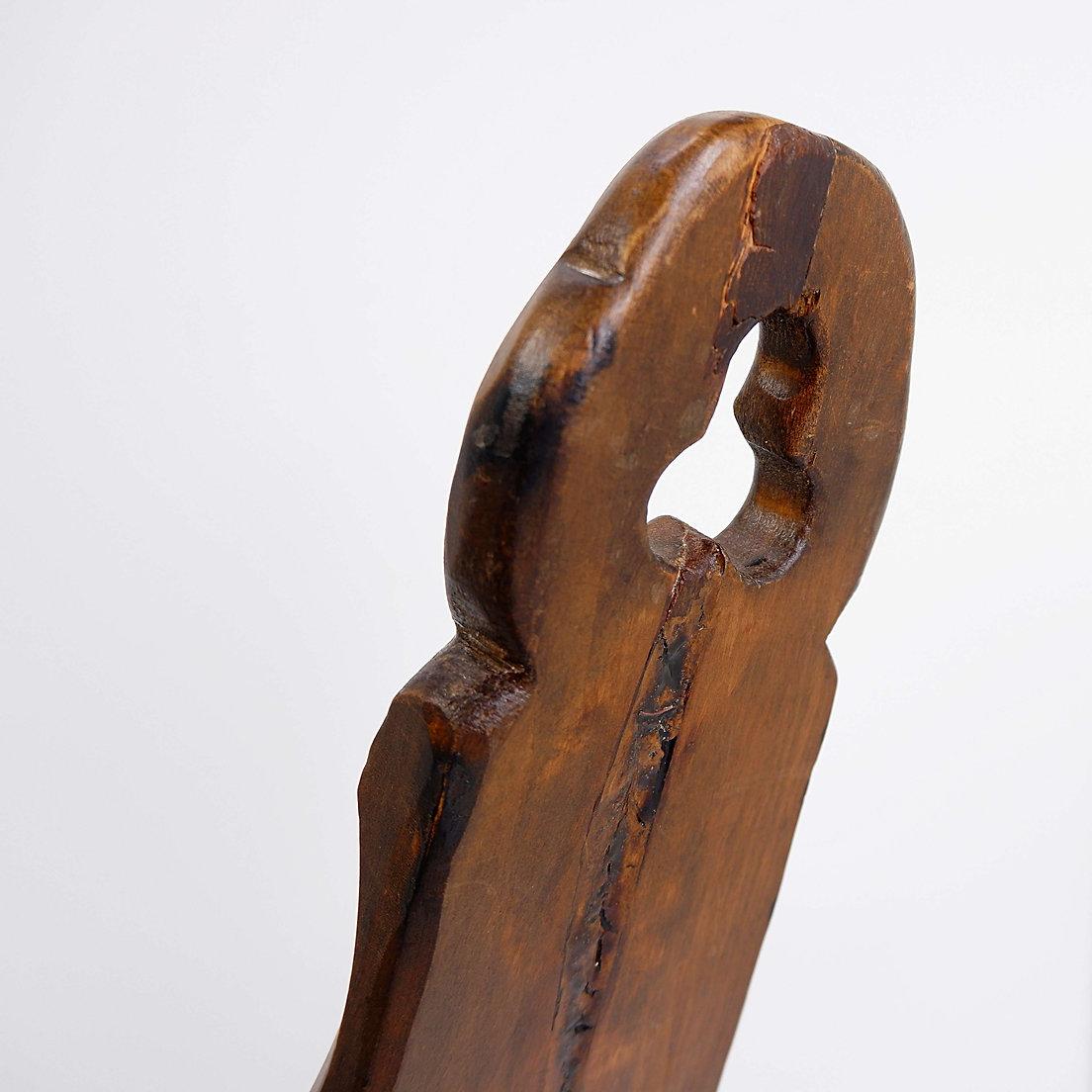 20ième siècle Chaise tripode primitive française en bois sculpté, style Wabi Sabi, début du 20e siècle en vente