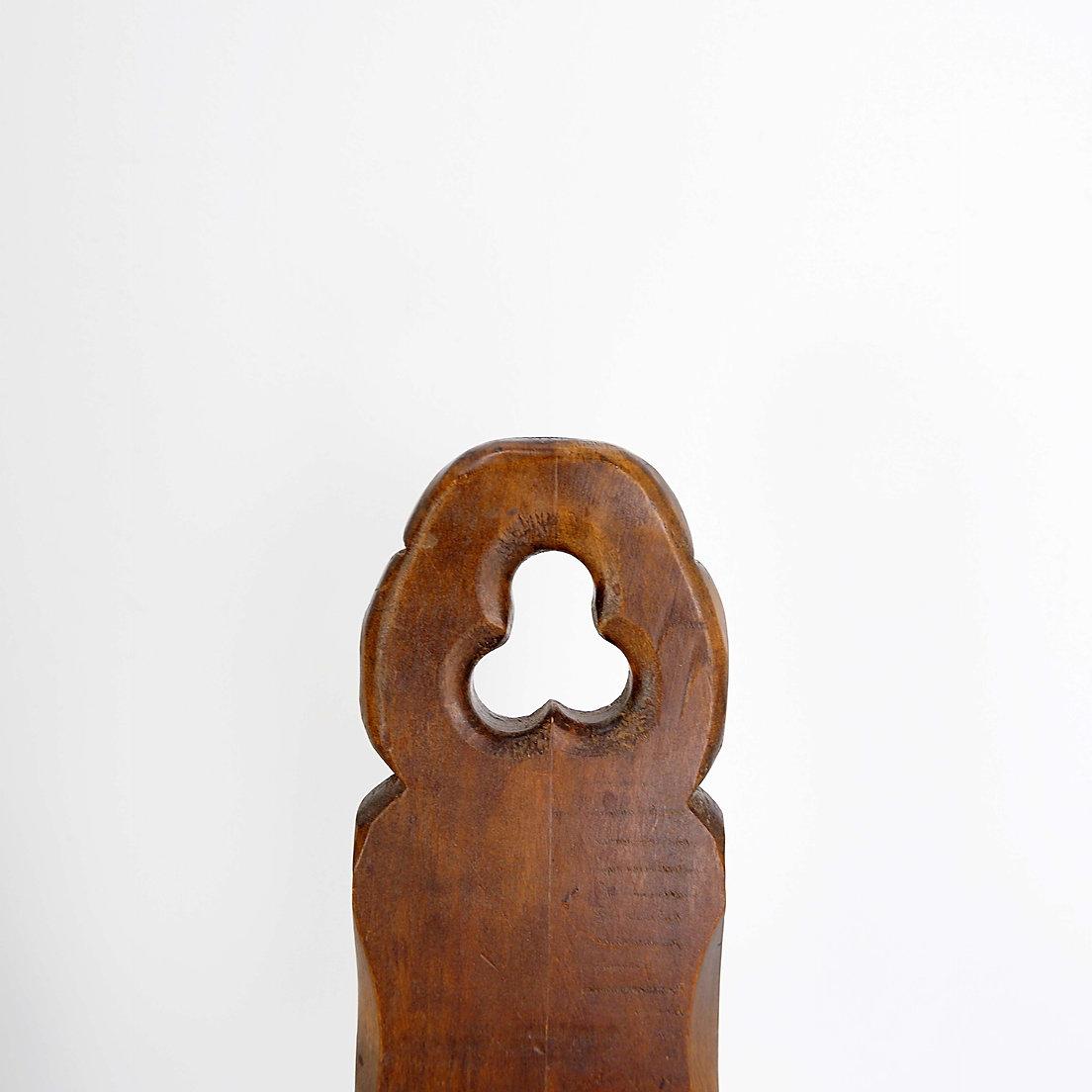 Bois Chaise tripode primitive française en bois sculpté, style Wabi Sabi, début du 20e siècle en vente