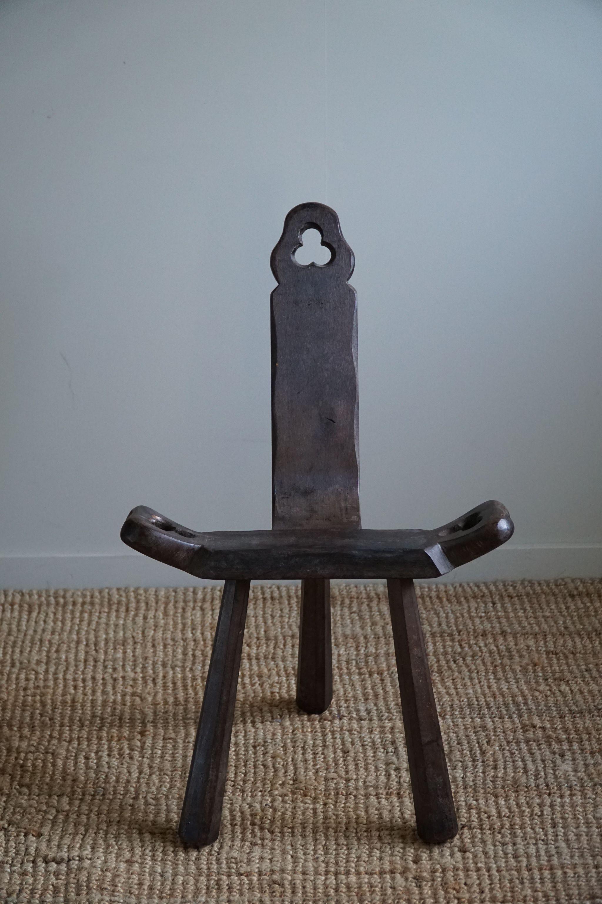 Französischer primitiver geschnitzter Dreibein-Stuhl aus Holz, Wabi Sabi-Stil, frühes 20. Jahrhundert (Geschnitzt) im Angebot