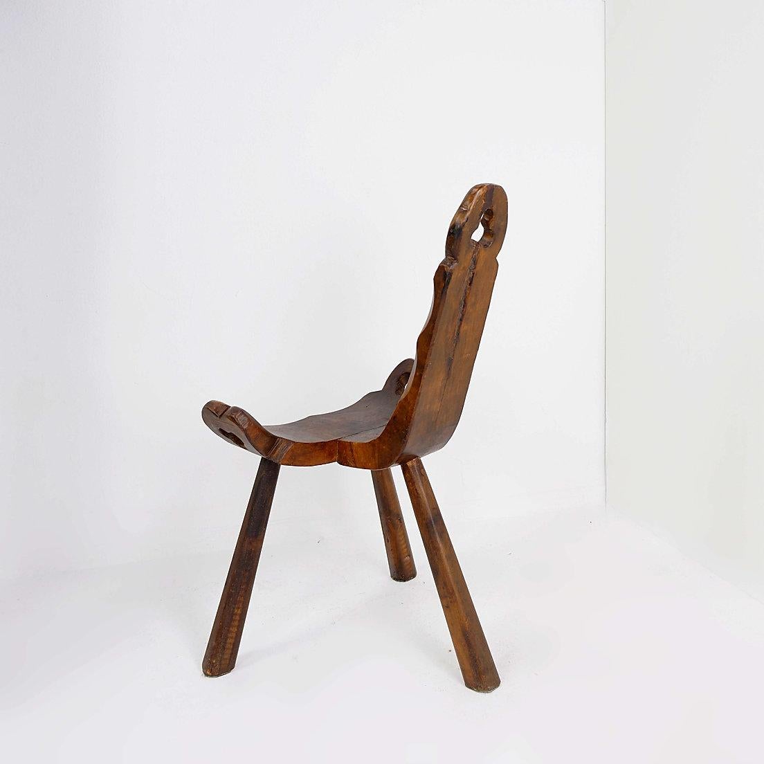 Chaise tripode primitive française en bois sculpté, style Wabi Sabi, début du 20e siècle en vente 1