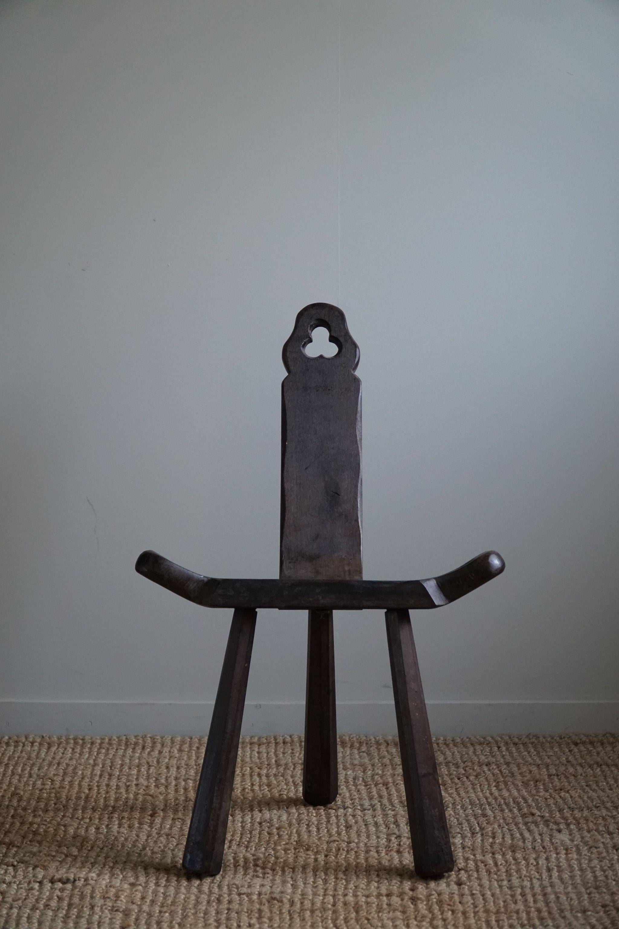 Französischer primitiver geschnitzter Dreibein-Stuhl aus Holz, Wabi Sabi-Stil, frühes 20. Jahrhundert im Zustand „Gut“ im Angebot in Odense, DK