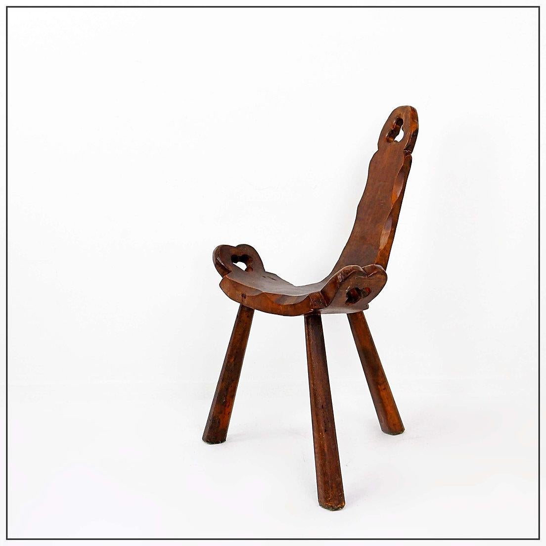 Chaise tripode primitive française en bois sculpté, style Wabi Sabi, début du 20e siècle en vente 2