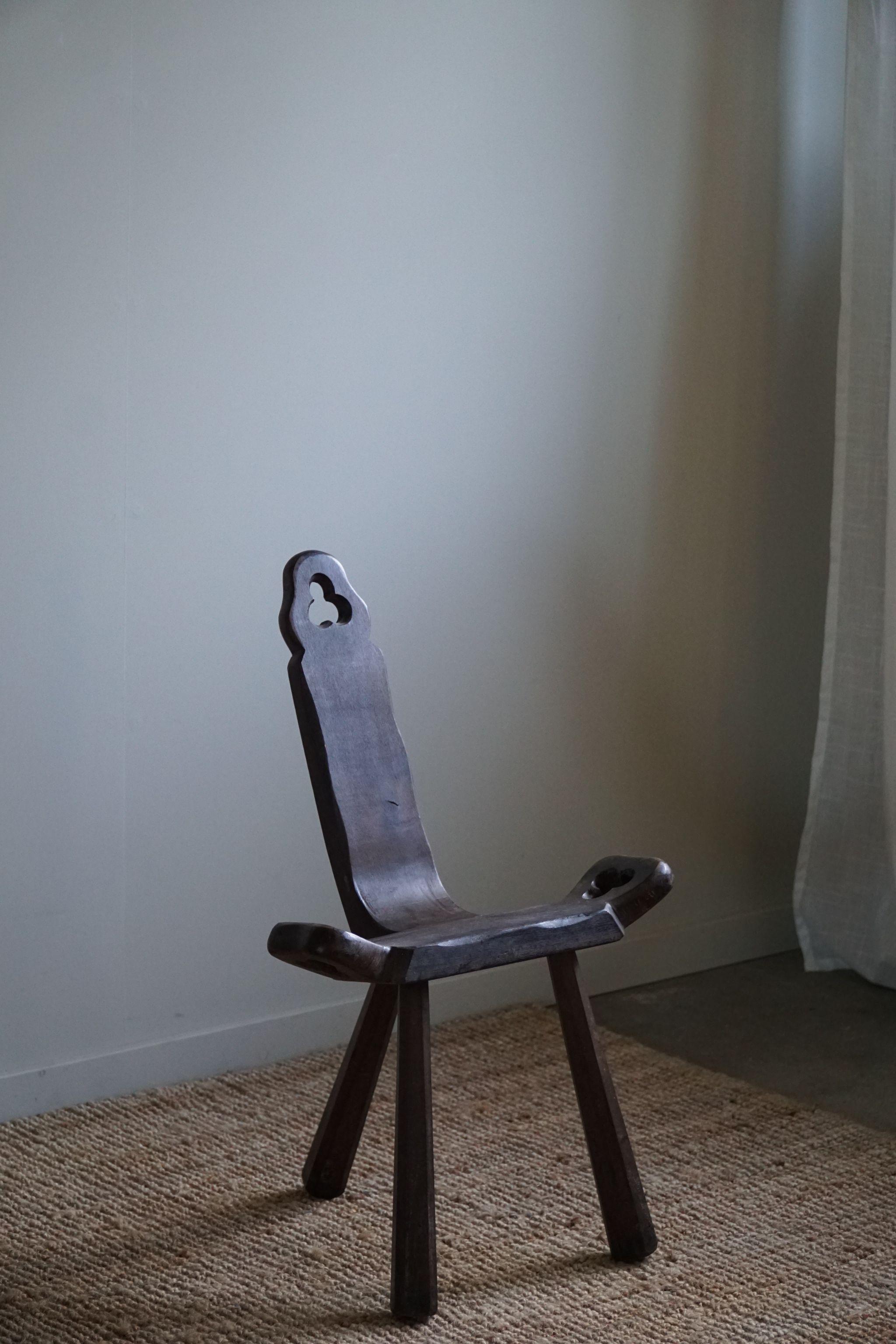 Französischer primitiver geschnitzter Dreibein-Stuhl aus Holz, Wabi Sabi-Stil, frühes 20. Jahrhundert (Frühes 20. Jahrhundert) im Angebot
