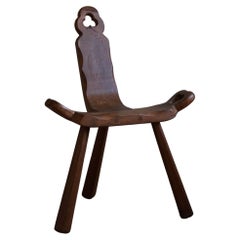 Französischer primitiver geschnitzter Dreibein-Stuhl aus Holz, Wabi Sabi-Stil, frühes 20. Jahrhundert